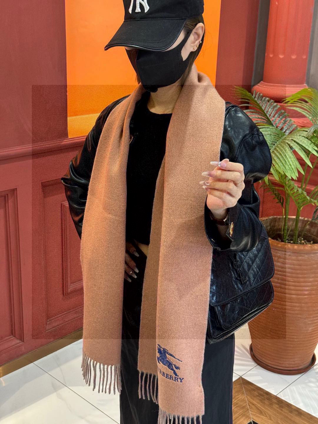  ✨✨太美了😍巴宝莉 情侣款 美到要尖叫😱专柜最新款🎊英伦欧美范儿 又是一款即时尚又实用的大围巾&长巾，