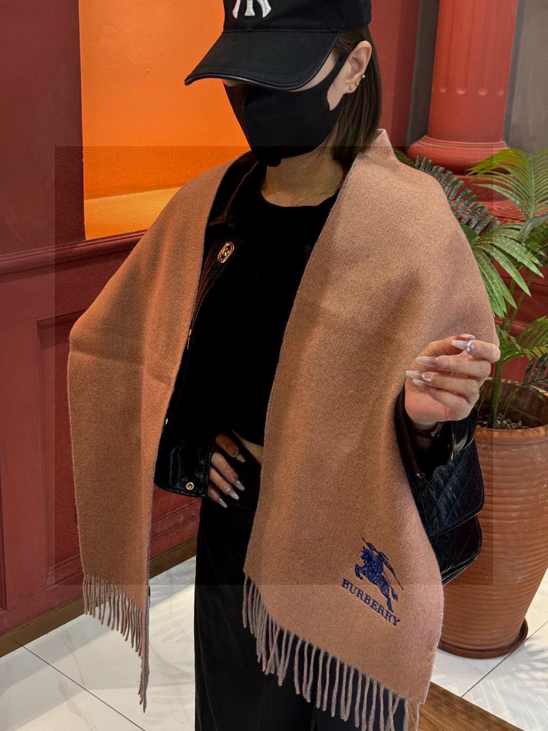  ✨✨太美了😍巴宝莉 情侣款 美到要尖叫😱专柜最新款🎊英伦欧美范儿 又是一款即时尚又实用的大围巾&长巾，