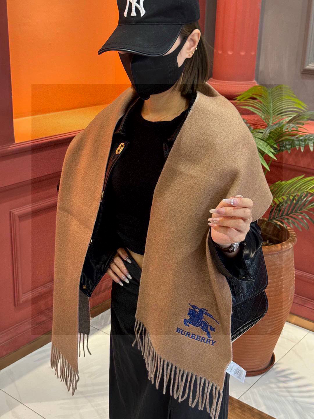  ✨✨太美了😍巴宝莉 情侣款 美到要尖叫😱专柜最新款🎊英伦欧美范儿 又是一款即时尚又实用的大围巾&长巾，