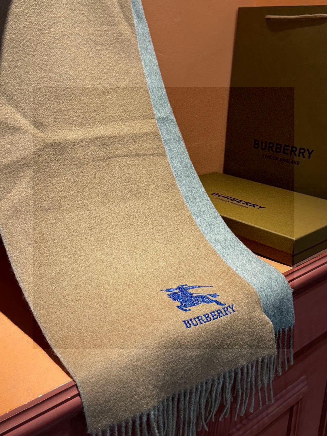  ✨✨太美了😍巴宝莉 情侣款 美到要尖叫😱专柜最新款🎊英伦欧美范儿 又是一款即时尚又实用的大围巾&长巾，