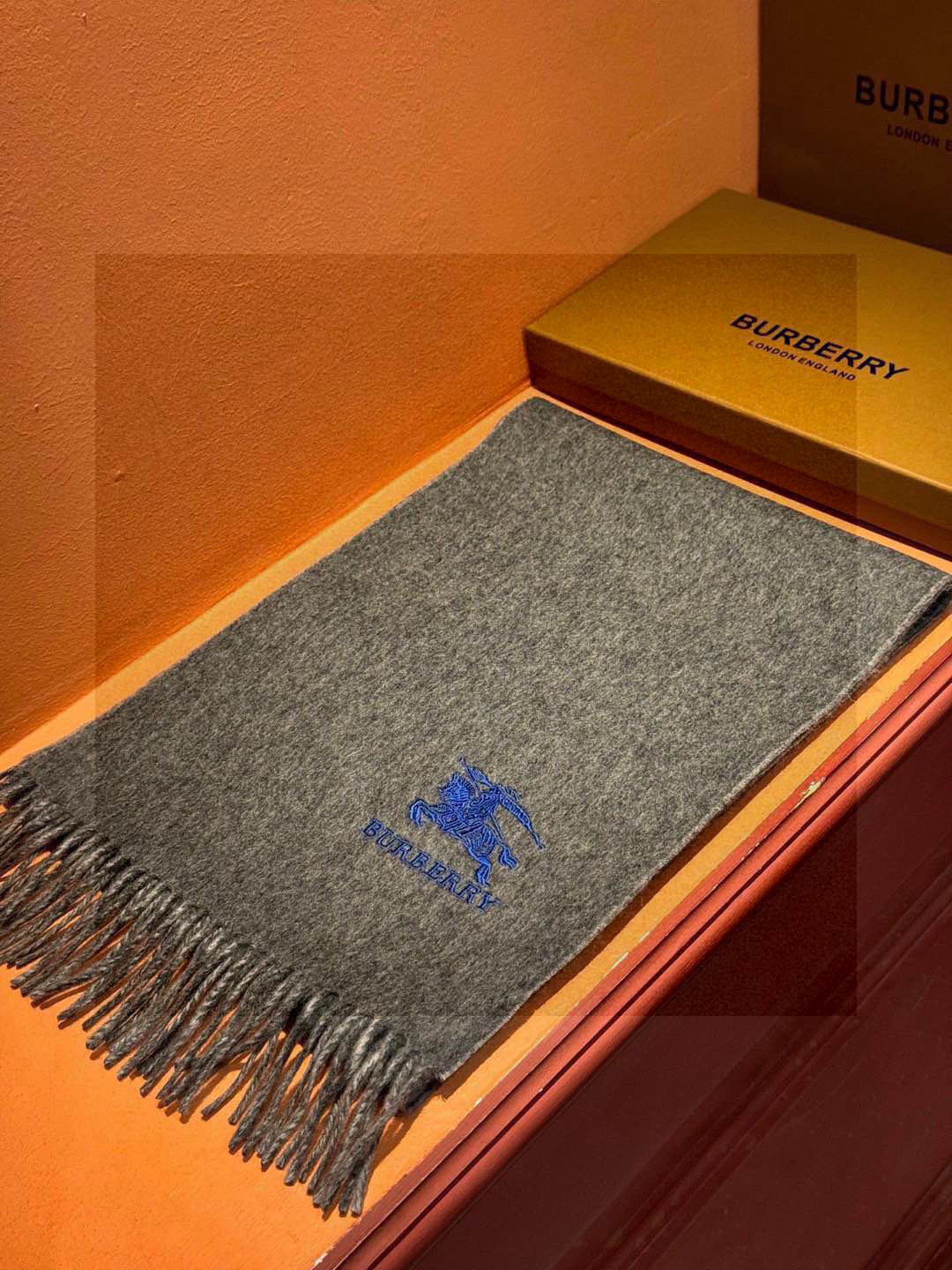  ✨✨太美了😍巴宝莉 情侣款 美到要尖叫😱专柜最新款🎊英伦欧美范儿 又是一款即时尚又实用的大围巾&长巾，