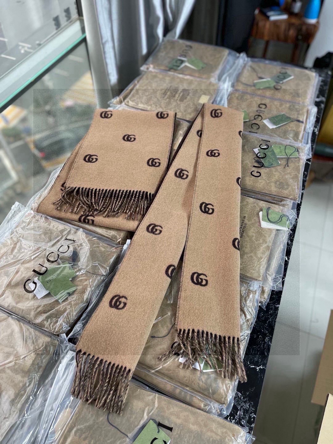   没见过吧，很少有人在柜里见过这条围巾😳当时发售的时候内地给的就特别少，原版是客户在日本中古店买到的❗