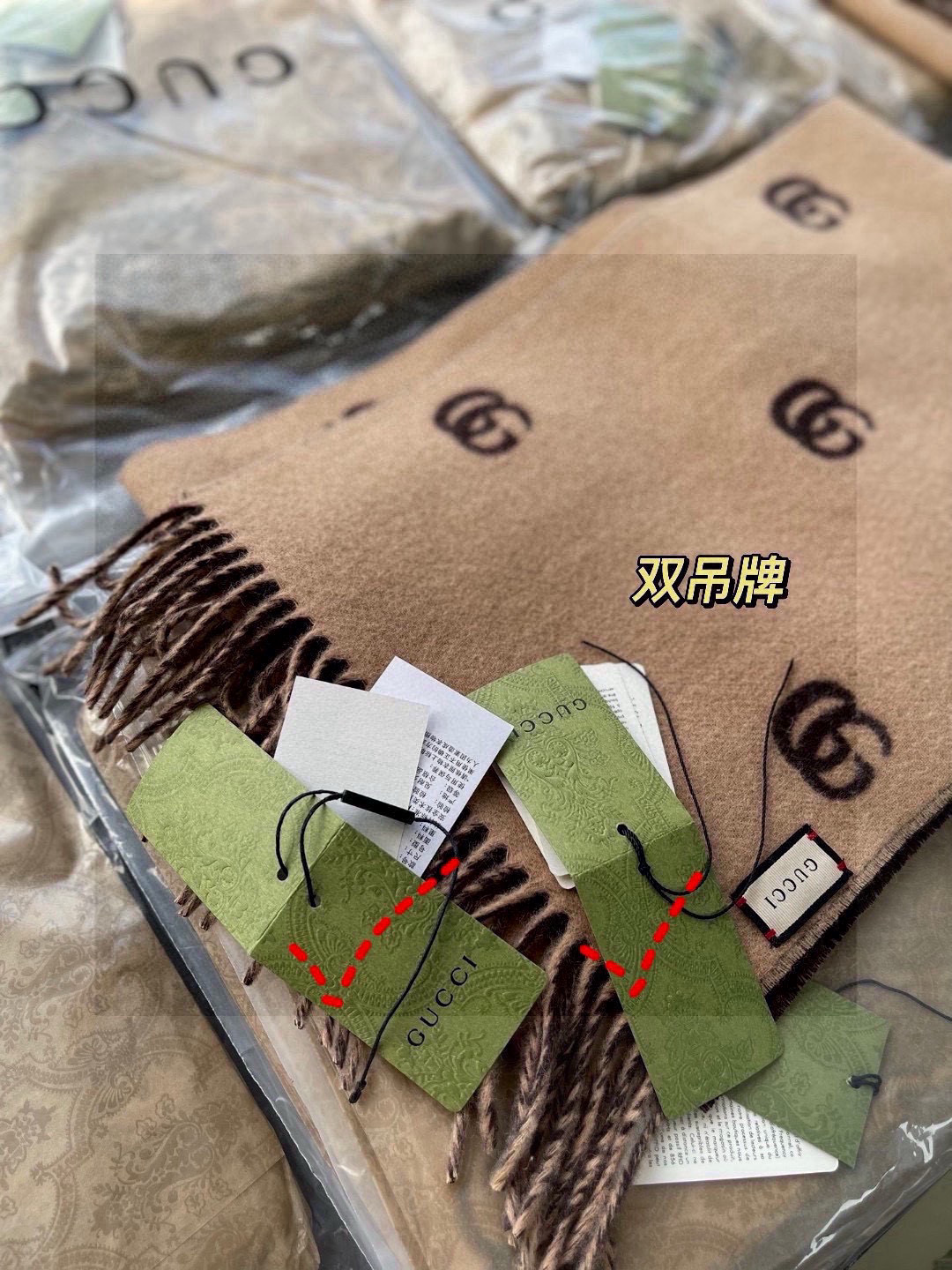   没见过吧，很少有人在柜里见过这条围巾😳当时发售的时候内地给的就特别少，原版是客户在日本中古店买到的❗