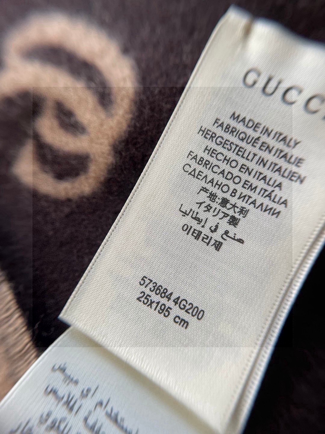   没见过吧，很少有人在柜里见过这条围巾😳当时发售的时候内地给的就特别少，原版是客户在日本中古店买到的❗