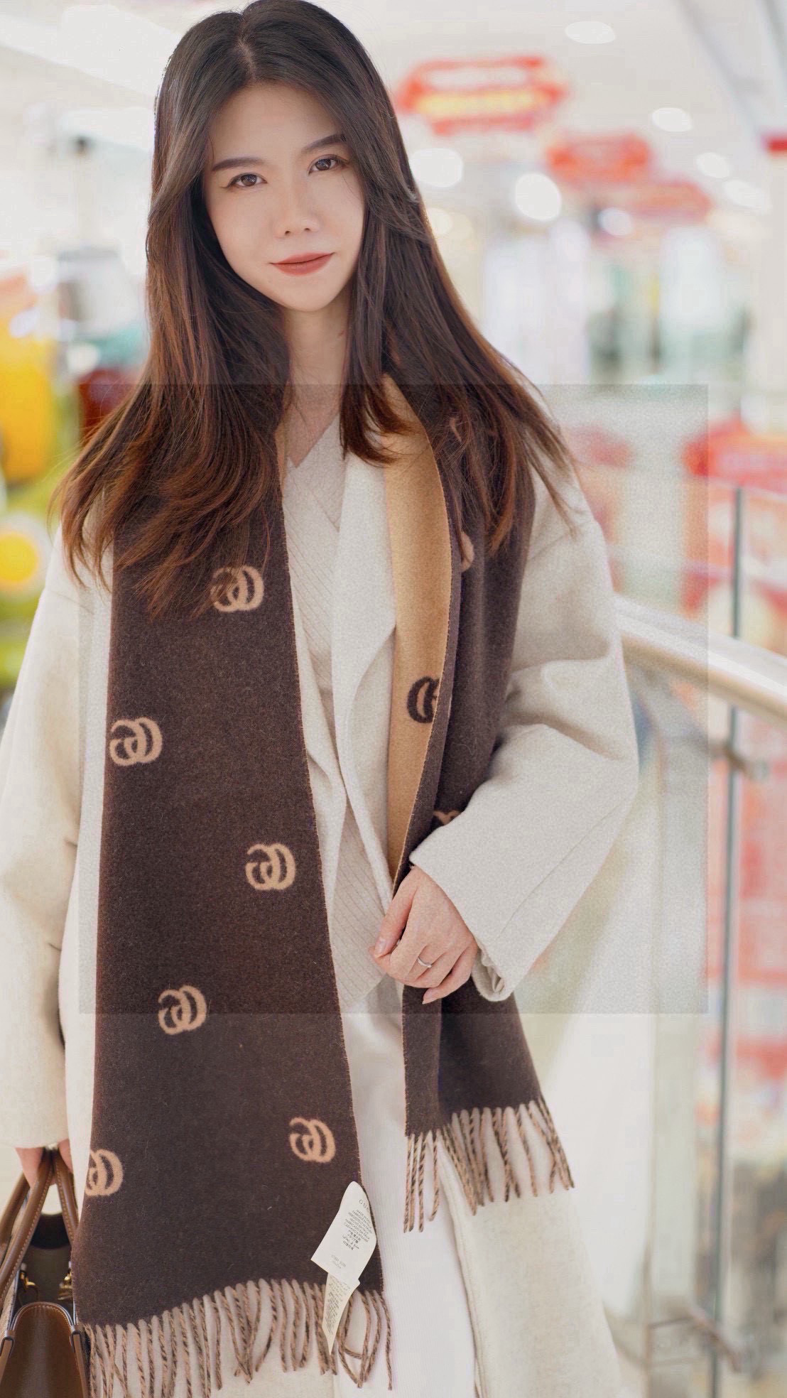   没见过吧，很少有人在柜里见过这条围巾😳当时发售的时候内地给的就特别少，原版是客户在日本中古店买到的❗