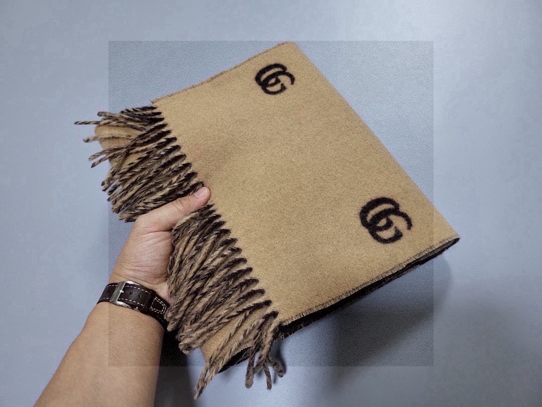   没见过吧，很少有人在柜里见过这条围巾😳当时发售的时候内地给的就特别少，原版是客户在日本中古店买到的❗