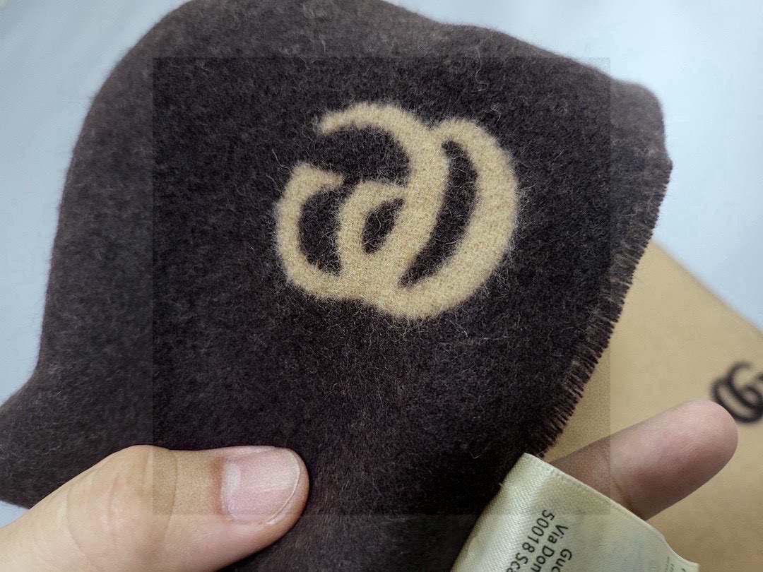   没见过吧，很少有人在柜里见过这条围巾😳当时发售的时候内地给的就特别少，原版是客户在日本中古店买到的❗