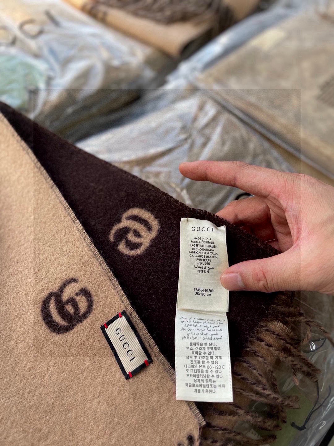   没见过吧，很少有人在柜里见过这条围巾😳当时发售的时候内地给的就特别少，原版是客户在日本中古店买到的❗