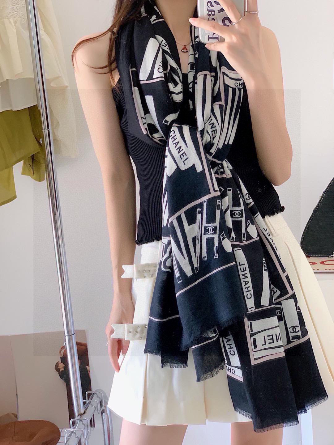 💟上新🌺羊绒披肩🌟长巾！强烈推荐价格超美！实物更美羊绒面料！纹理清晰、细腻可见
每一个套色、每一个笔触，