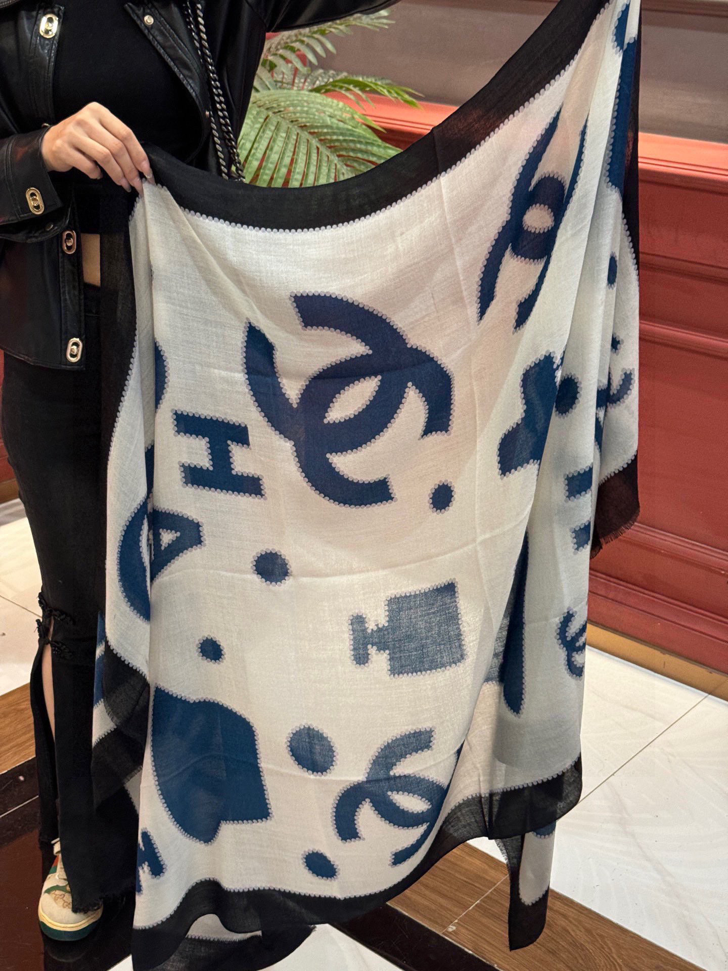  重点推荐！！！高级舒适时髦气质，相信我的就收吧！香奈儿这款触动内心的柔美围巾，无法模仿的颜色和气质！！