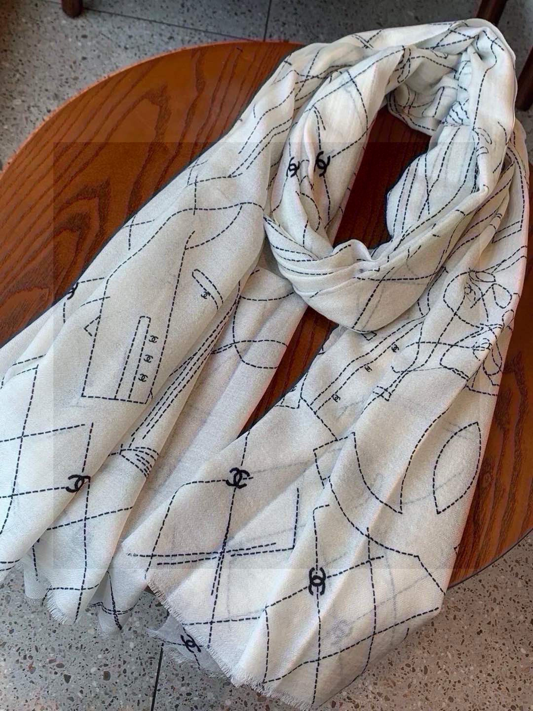 💟上新🌺羊绒披肩🌟长巾！强烈推荐价格超美！实物更美羊绒面料！纹理清晰、细腻可见
每一个套色、每一个笔触，