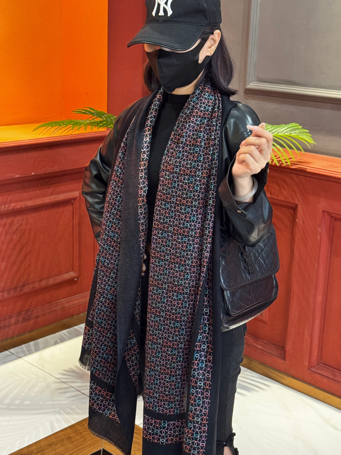  💟2025年秋冬新款 💟CHANEL香奈儿经典元素设计优雅大方，绕在颈间超级完美💋💋简直人间的尤物😍 