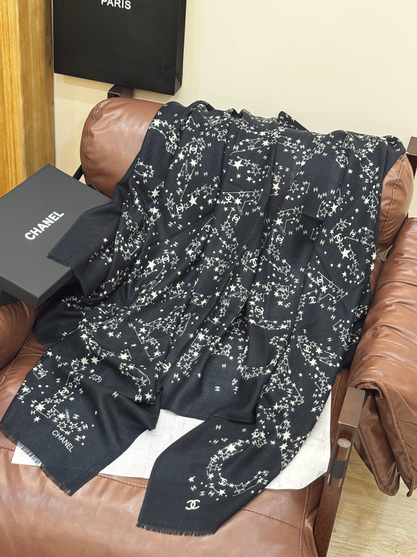  💟CHANEL香奈儿经典元素设计优雅大方，绕在颈间超级完美💋💋简直人间的尤物😍 专柜品质玫瑰长巾100