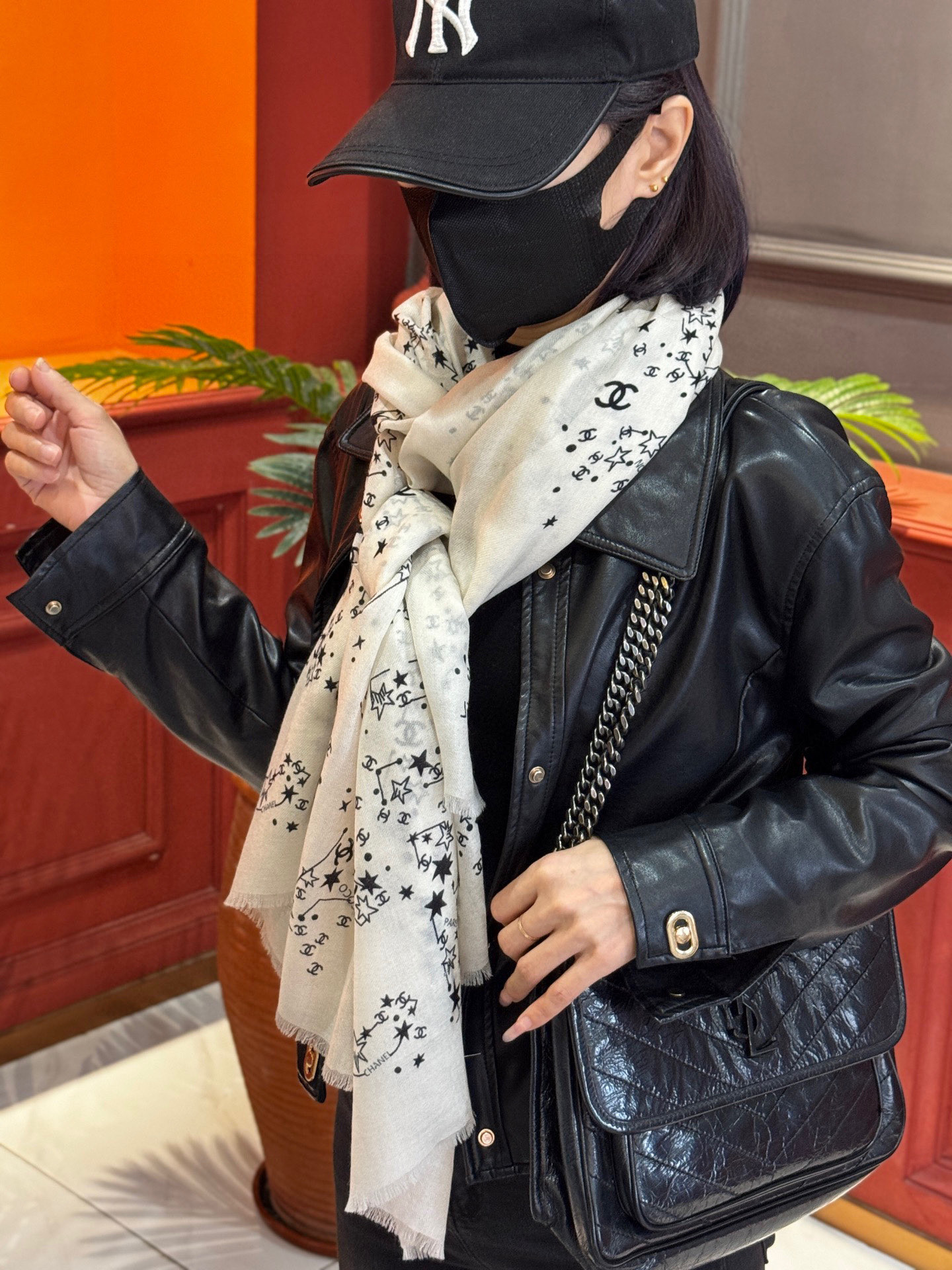  💟CHANEL香奈儿经典元素设计优雅大方，绕在颈间超级完美💋💋简直人间的尤物😍 专柜品质玫瑰长巾100