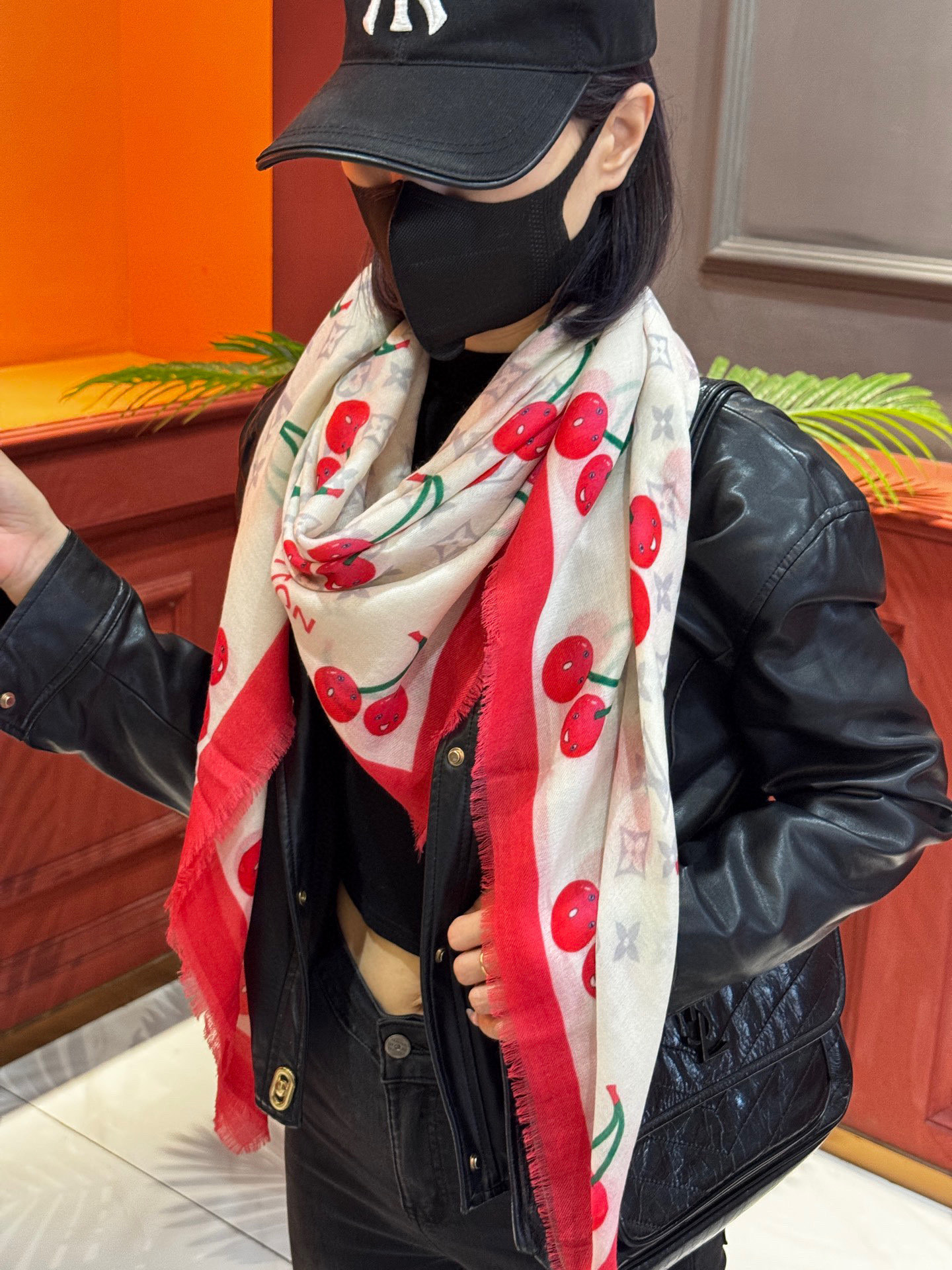  上新💕 。新款樱桃LV羊绒方巾 
LV x TM Monogram Cerise 出自路易威登 x 村