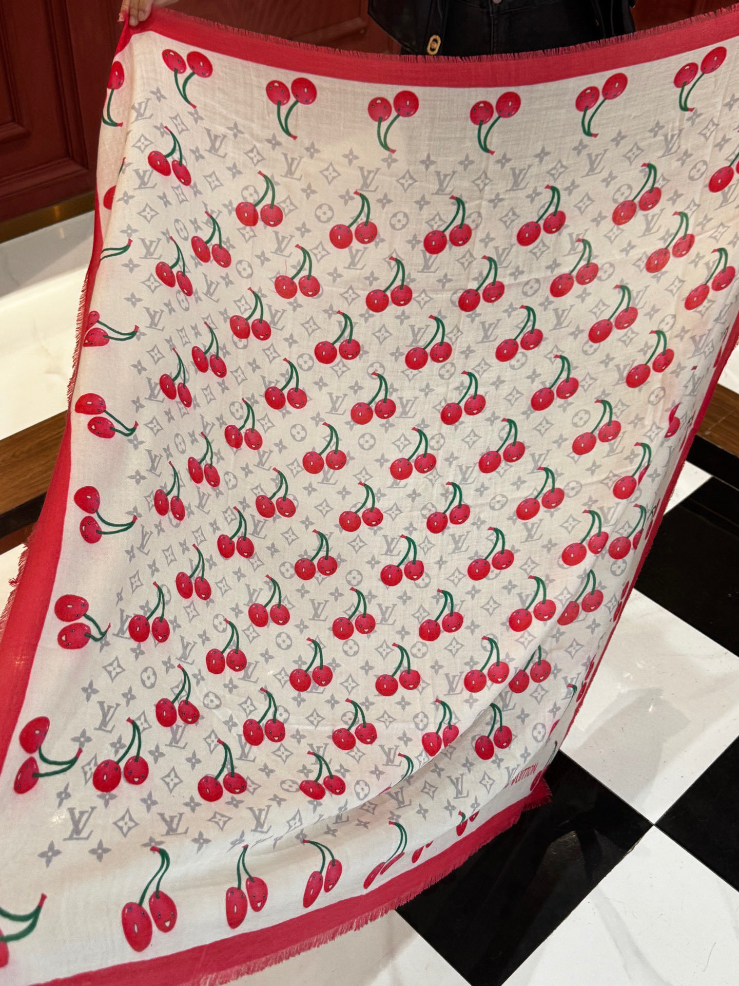  上新💕 。新款樱桃LV羊绒方巾 
LV x TM Monogram Cerise 出自路易威登 x 村