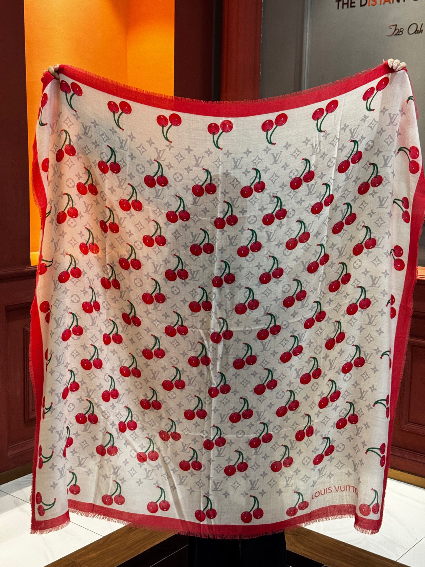  上新💕 。新款樱桃LV羊绒方巾 
LV x TM Monogram Cerise 出自路易威登 x 村