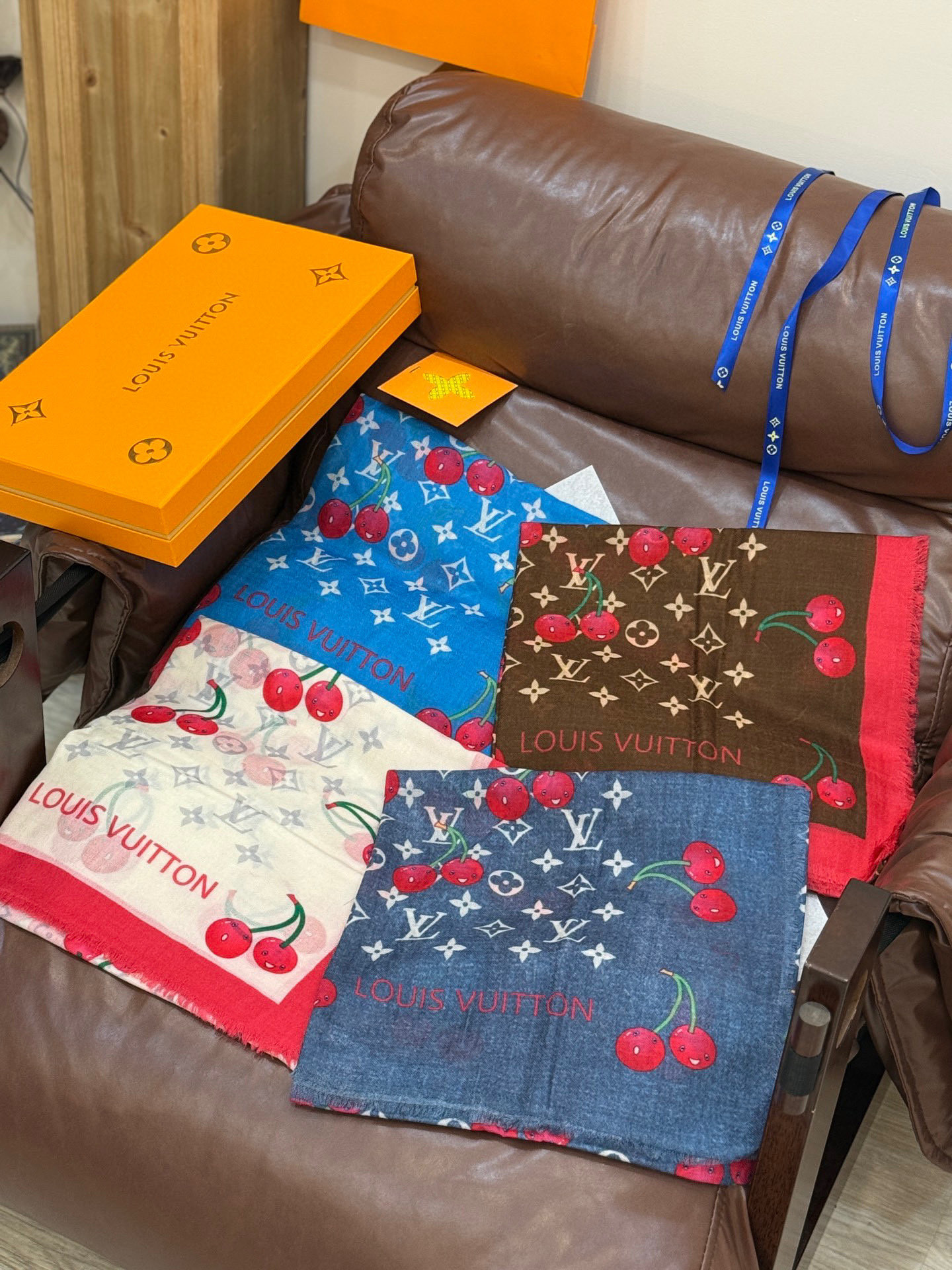  上新💕 。新款樱桃LV羊绒方巾 
LV x TM Monogram Cerise 出自路易威登 x 村