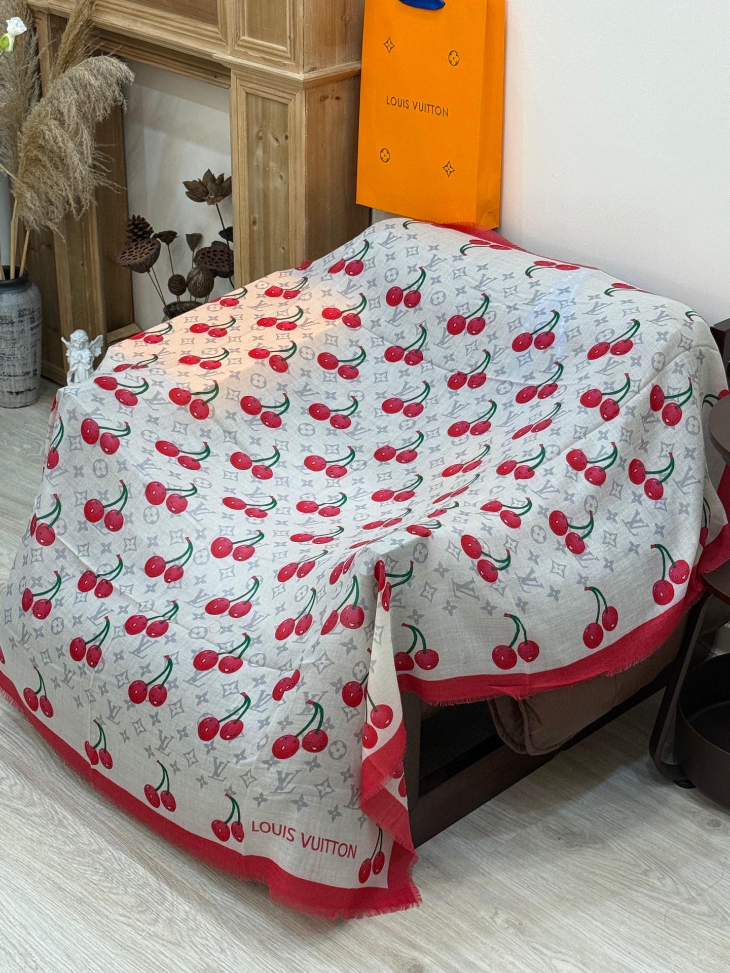  上新💕 。新款樱桃LV羊绒方巾 
LV x TM Monogram Cerise 出自路易威登 x 村