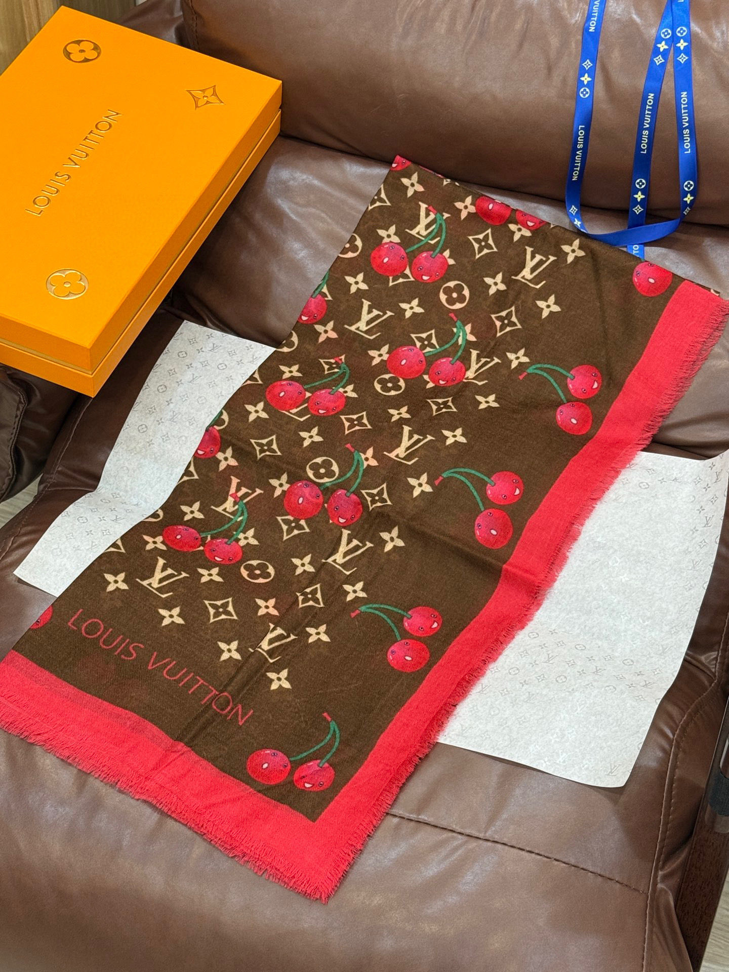  上新💕 。新款樱桃LV羊绒方巾 
LV x TM Monogram Cerise 出自路易威登 x 村