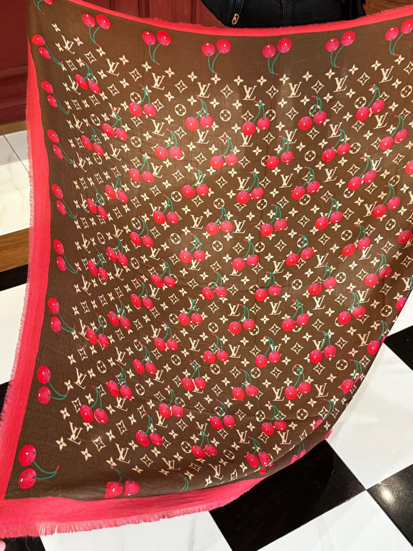  上新💕 。新款樱桃LV羊绒方巾 
LV x TM Monogram Cerise 出自路易威登 x 村