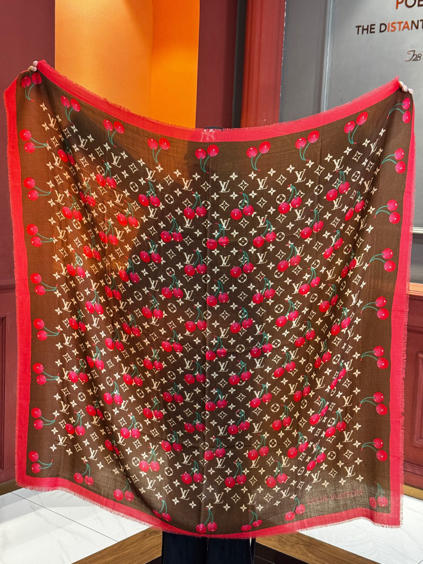  上新💕 。新款樱桃LV羊绒方巾 
LV x TM Monogram Cerise 出自路易威登 x 村