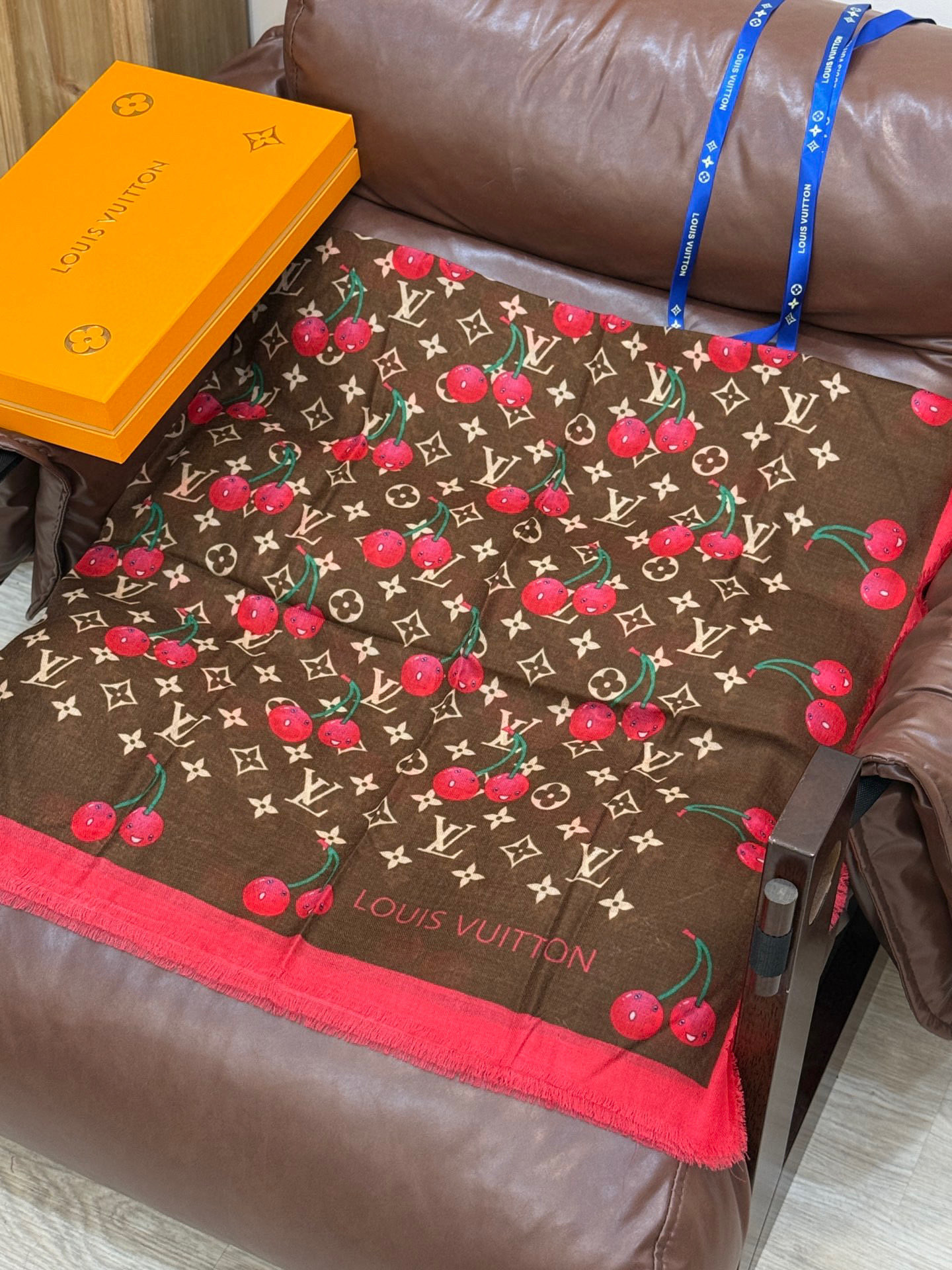  上新💕 。新款樱桃LV羊绒方巾 
LV x TM Monogram Cerise 出自路易威登 x 村