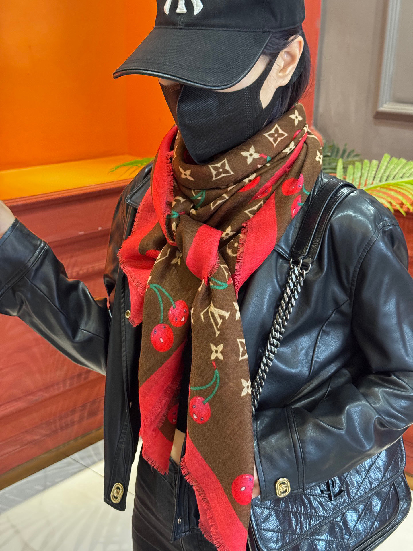  上新💕 。新款樱桃LV羊绒方巾 
LV x TM Monogram Cerise 出自路易威登 x 村