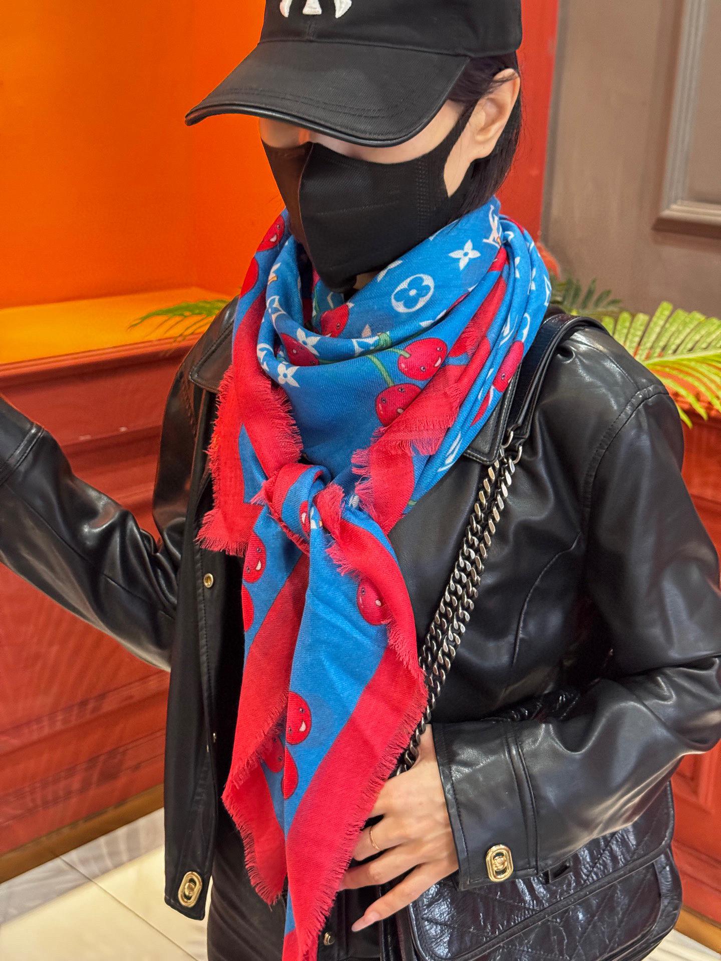  上新💕 。新款樱桃LV羊绒方巾 
LV x TM Monogram Cerise 出自路易威登 x 村