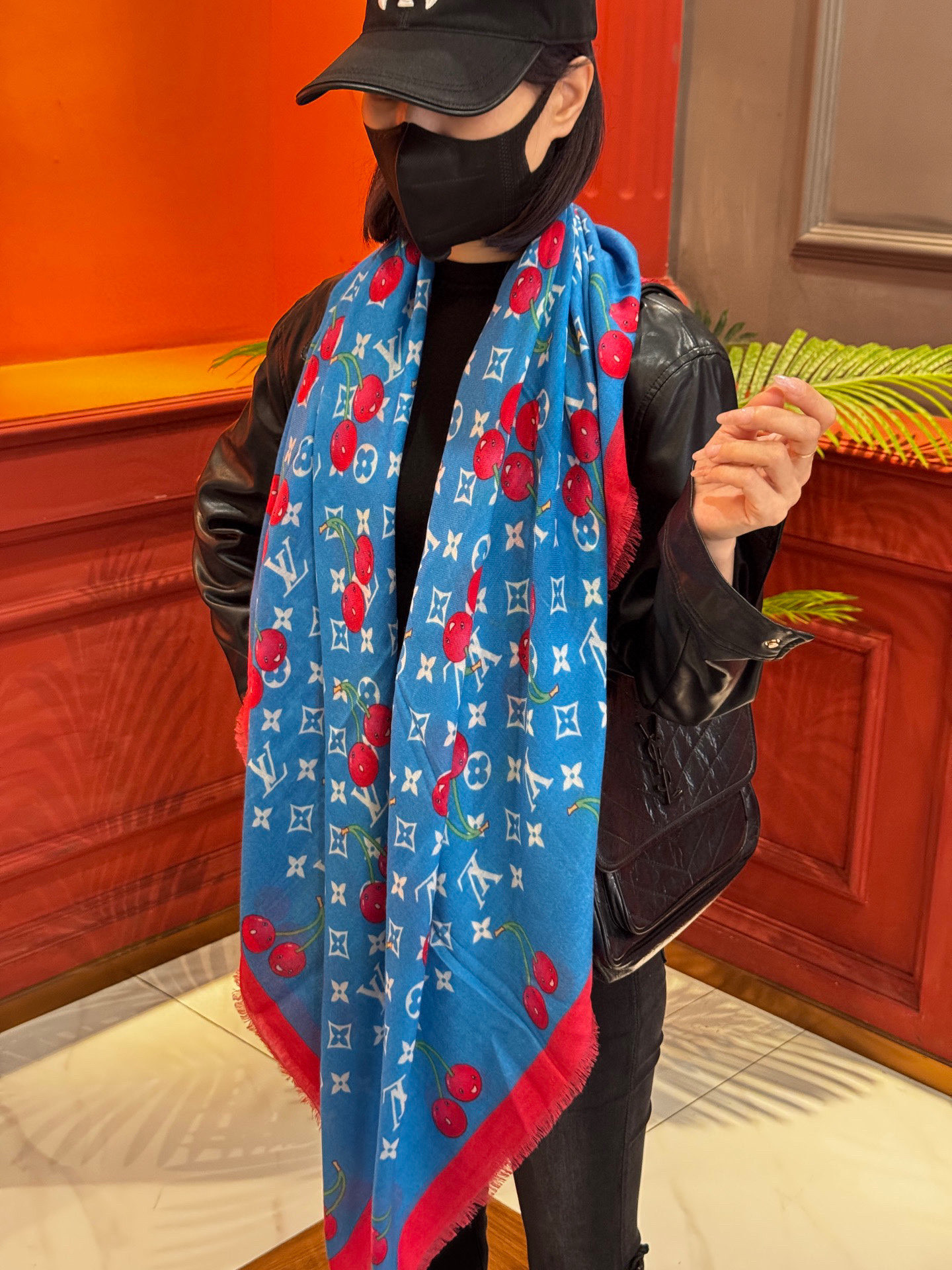  上新💕 。新款樱桃LV羊绒方巾 
LV x TM Monogram Cerise 出自路易威登 x 村