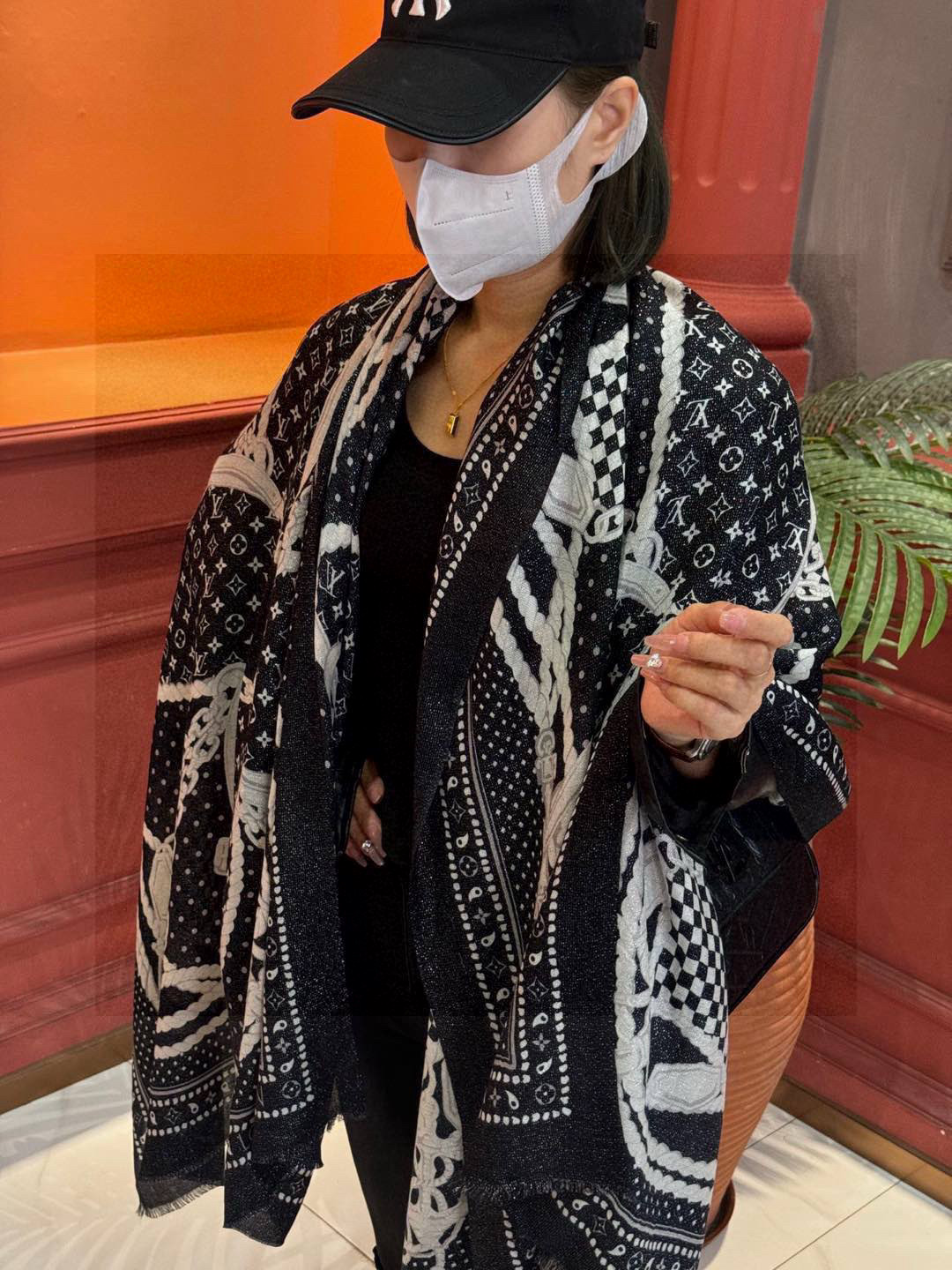  【会发光发亮的围巾】LV银丝羊绒材质❗️轻奢感十足👸 🌺专柜新款🌟面料追求造型，手感挺括，高端设计师配