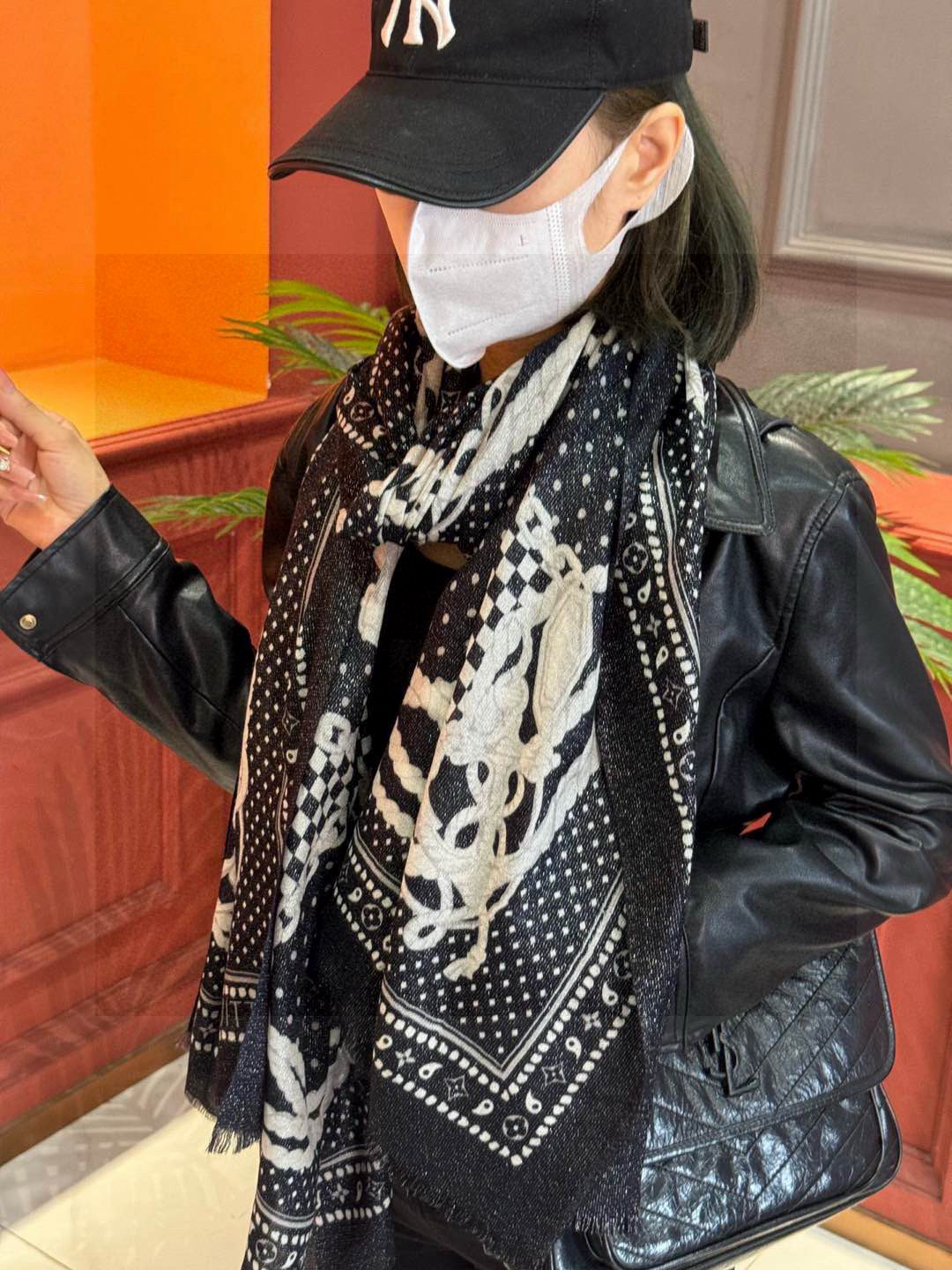  【会发光发亮的围巾】LV银丝羊绒材质❗️轻奢感十足👸 🌺专柜新款🌟面料追求造型，手感挺括，高端设计师配