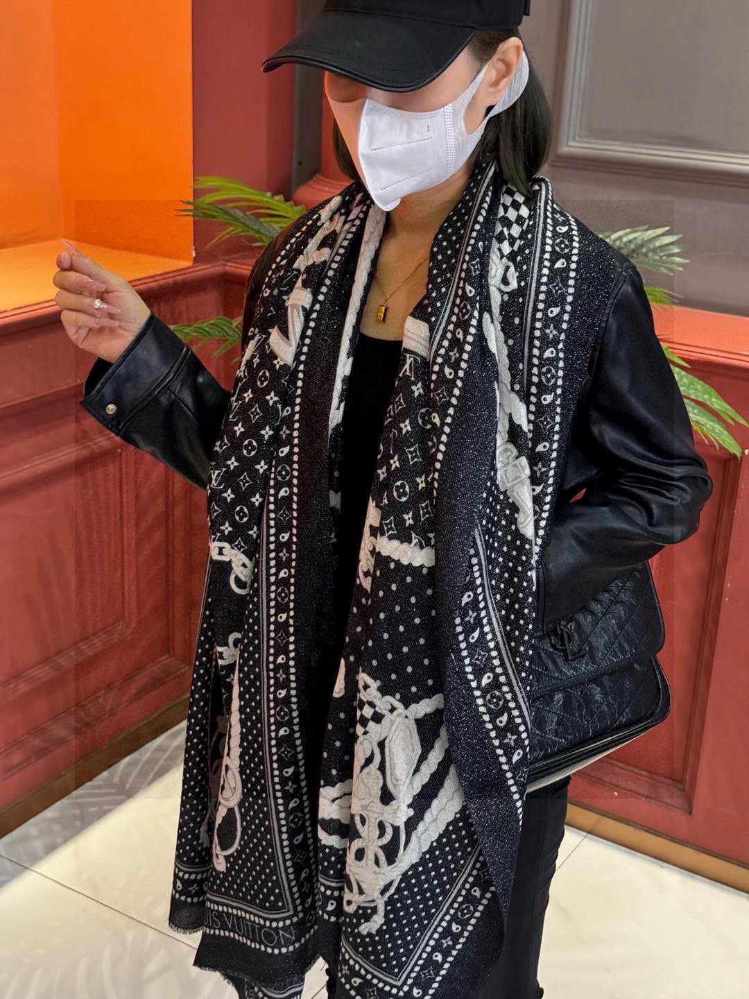  【会发光发亮的围巾】LV银丝羊绒材质❗️轻奢感十足👸 🌺专柜新款🌟面料追求造型，手感挺括，高端设计师配