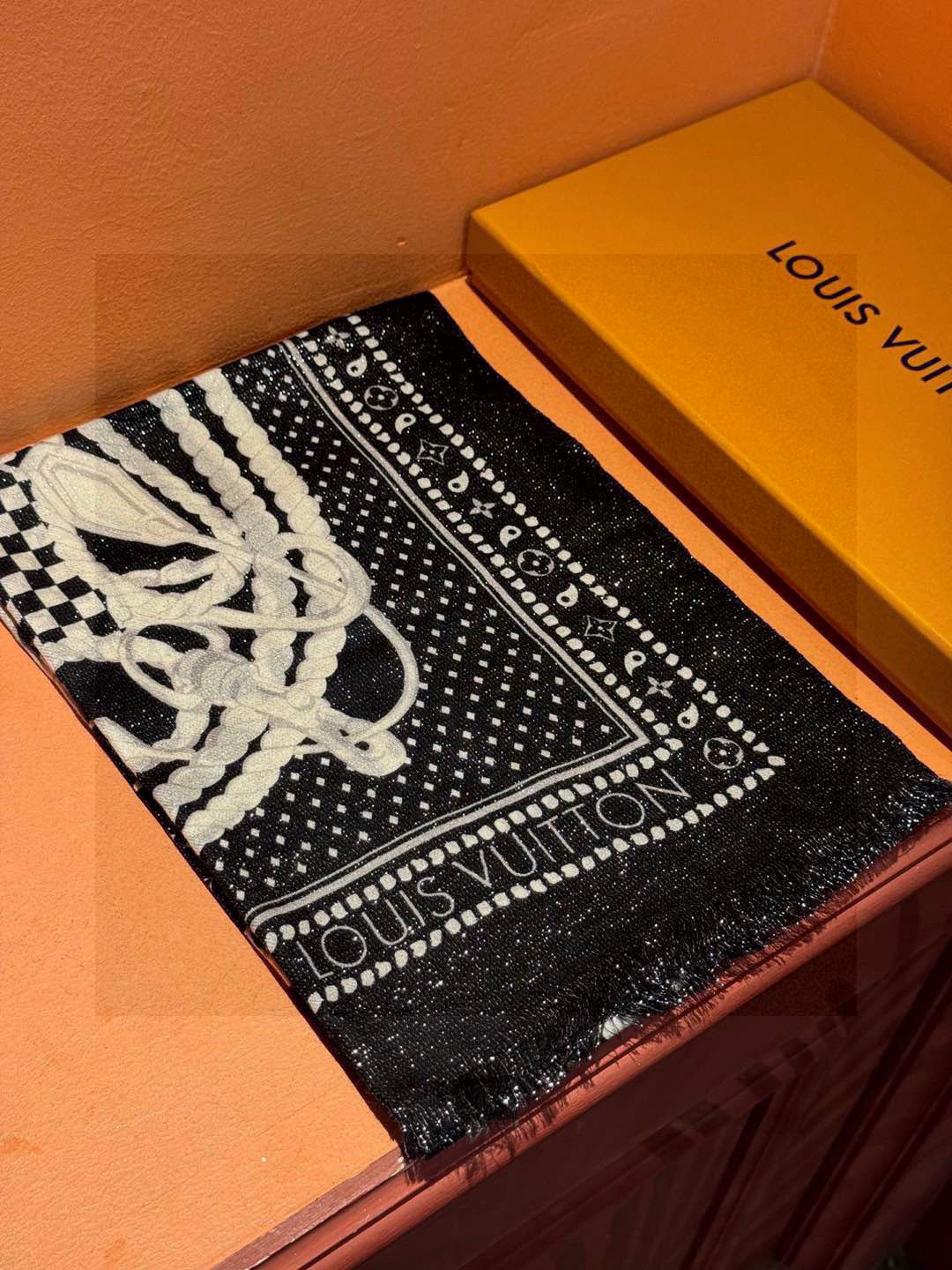  【会发光发亮的围巾】LV银丝羊绒材质❗️轻奢感十足👸 🌺专柜新款🌟面料追求造型，手感挺括，高端设计师配