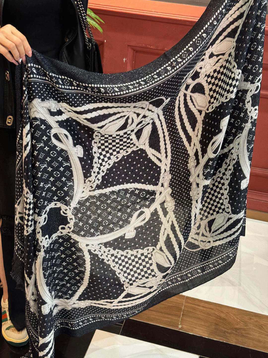  【会发光发亮的围巾】LV银丝羊绒材质❗️轻奢感十足👸 🌺专柜新款🌟面料追求造型，手感挺括，高端设计师配