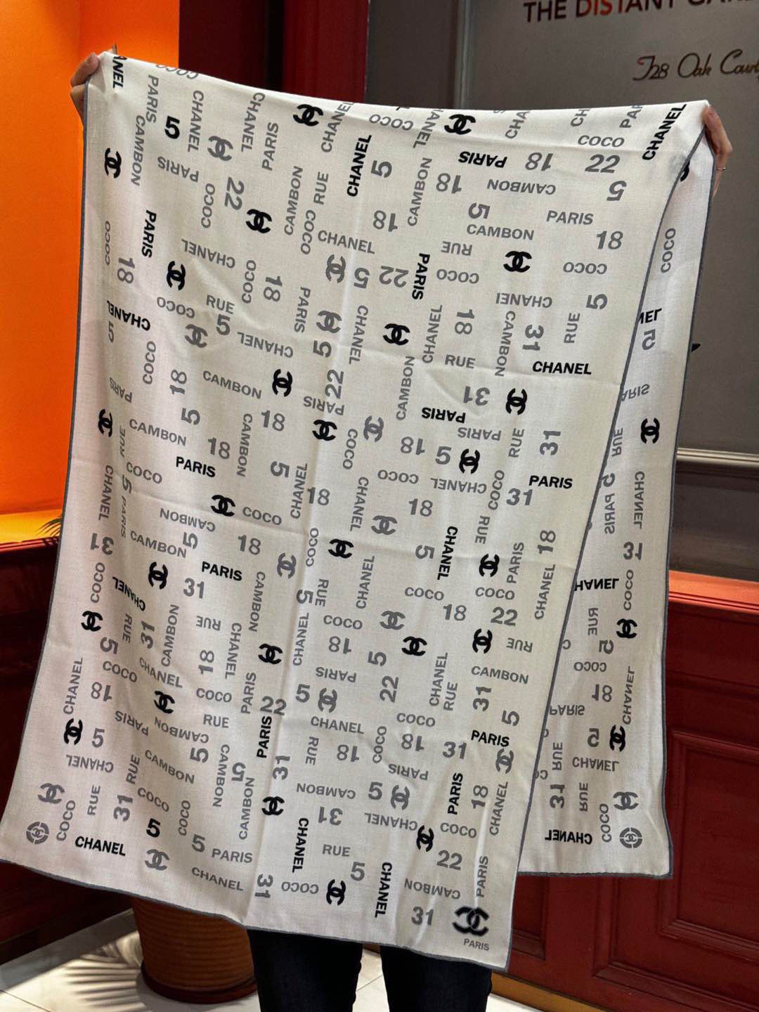   上新❤️
【2025Chanel】 
经典茶花优雅Coco风，Chanel最新菱格丝绒大方巾~气质到