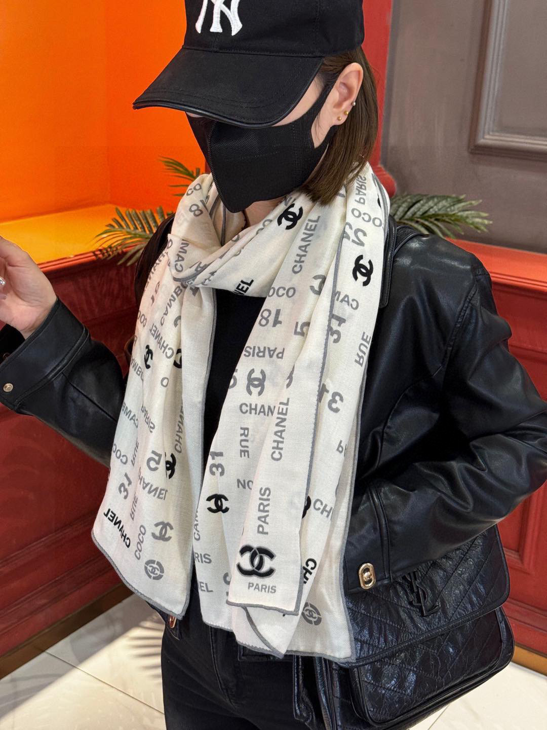   上新❤️
【2025Chanel】 
经典茶花优雅Coco风，Chanel最新菱格丝绒大方巾~气质到