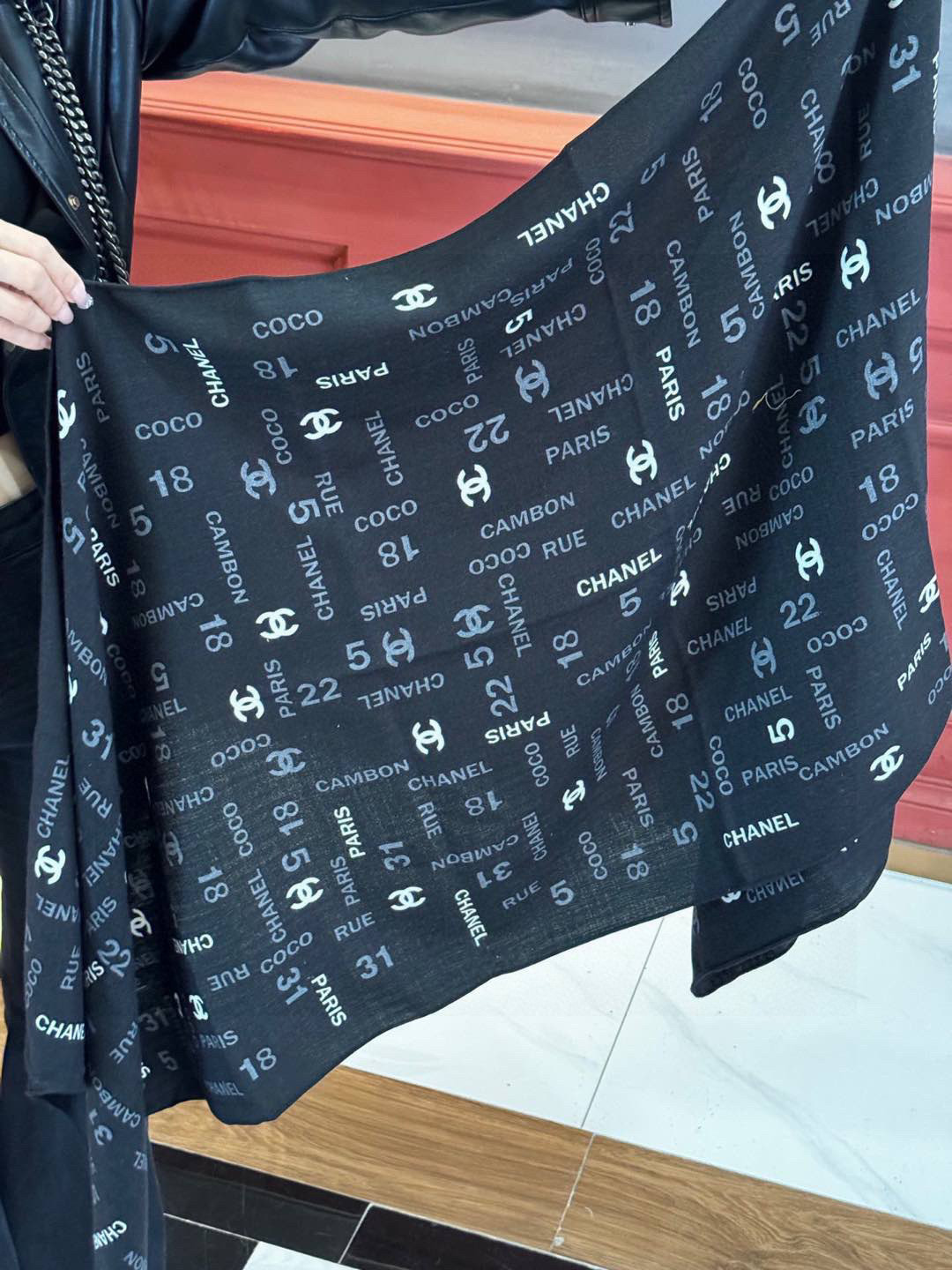   上新❤️
【2025Chanel】 
经典茶花优雅Coco风，Chanel最新菱格丝绒大方巾~气质到