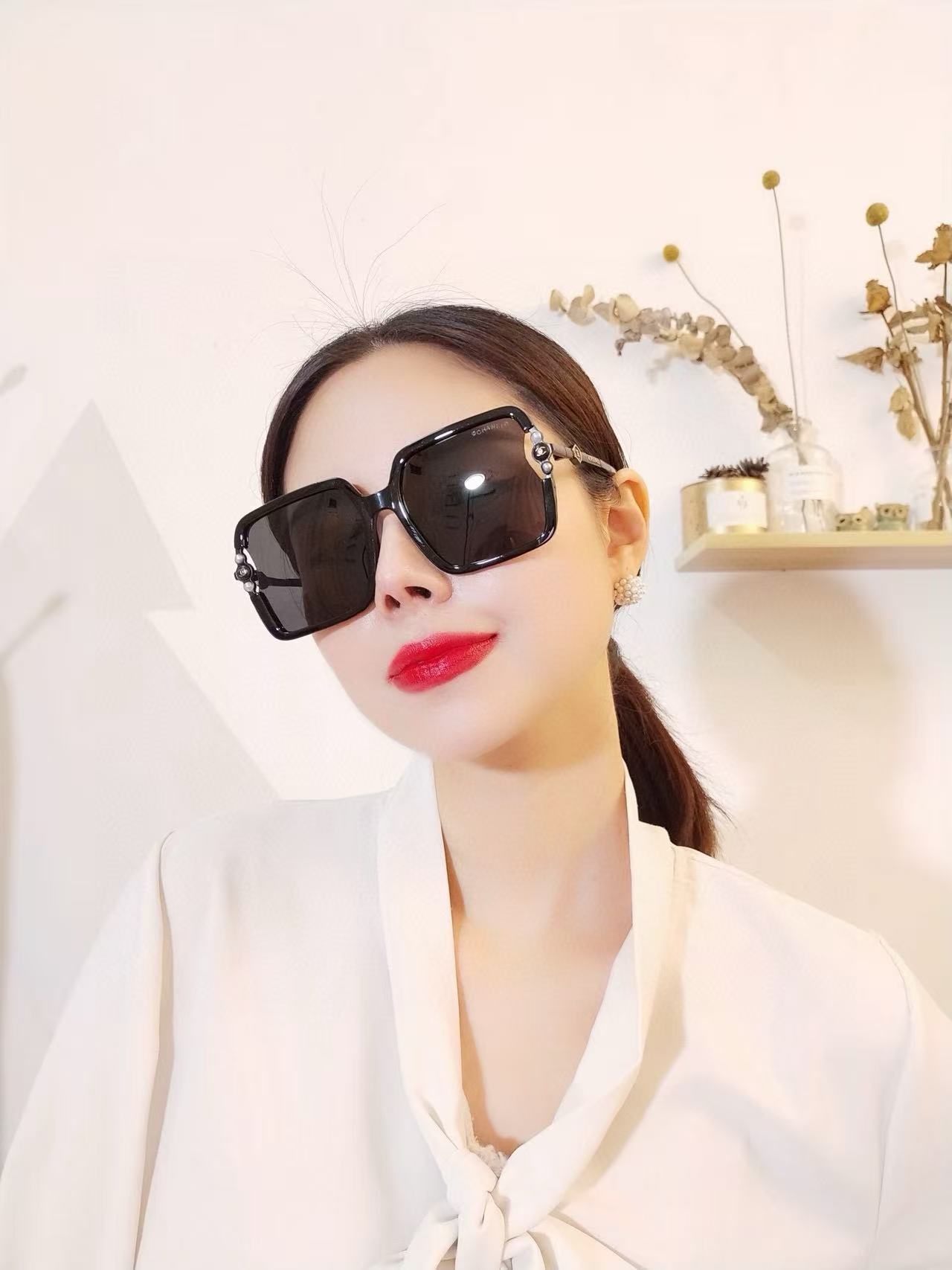 NO:370872,CHANEL2025 official early spring new model, many celebrities same style [color] Chanel new large frame polarized sunglasses, temple LOGO small pearl petal lalai ultra-definition polarized sunglasses model CH0066 glasses sunglasses, glasses, chanel, chanel19860909CHANEL2025官方早春新款,众多明星同款[色]香奈儿新款大框偏光墨镜 ,镜腿LOGO小珍珠宝丽来超清偏光太阳镜型号CH0066眼镜墨镜太阳镜,眼镜,chanel,chanel,glasses