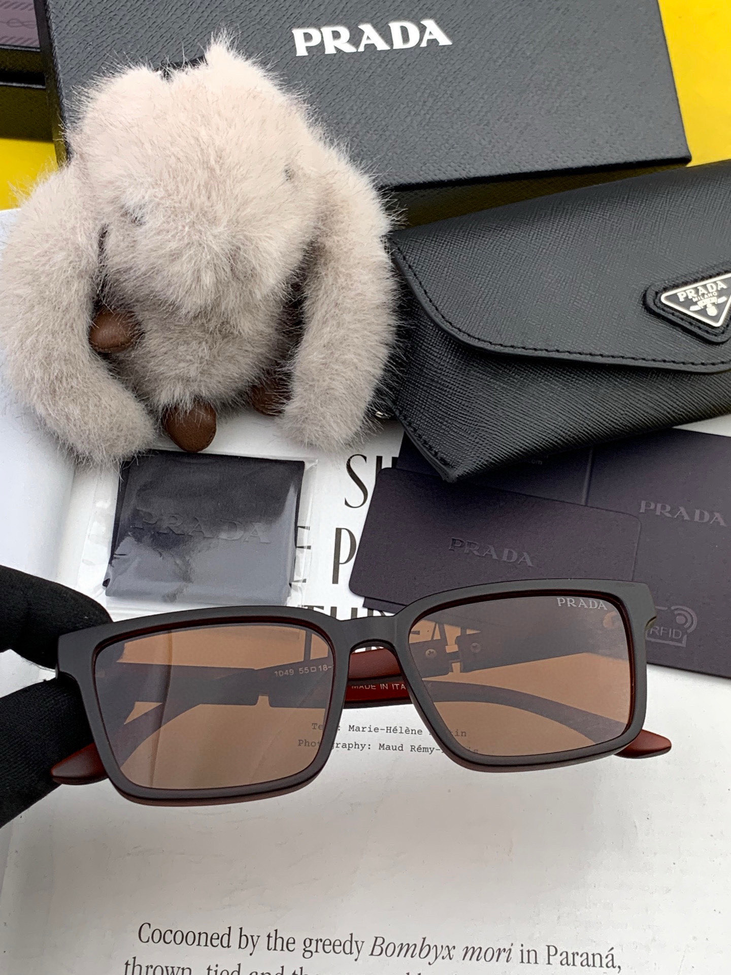   【TR偏光系列】普拉达 大框太阳镜墨镜经典的方框设计，不挑脸型，无论搭配大衣还是连衣裙都非常显气质偏