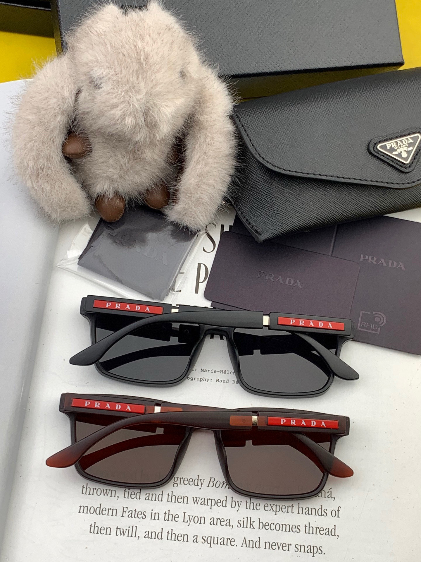   【TR偏光系列】普拉达 大框太阳镜墨镜经典的方框设计，不挑脸型，无论搭配大衣还是连衣裙都非常显气质偏