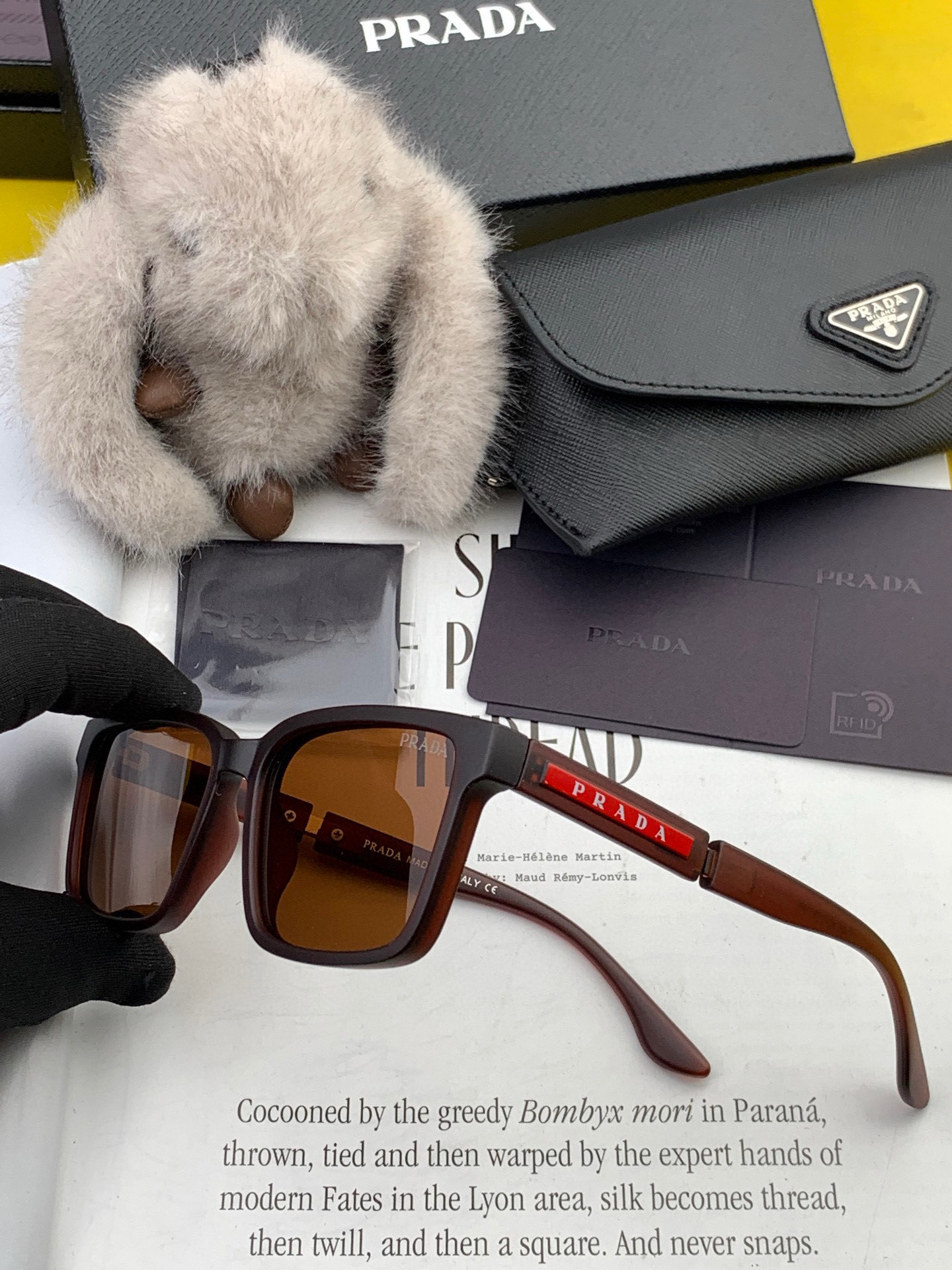   【TR偏光系列】普拉达 大框太阳镜墨镜经典的方框设计，不挑脸型，无论搭配大衣还是连衣裙都非常显气质偏