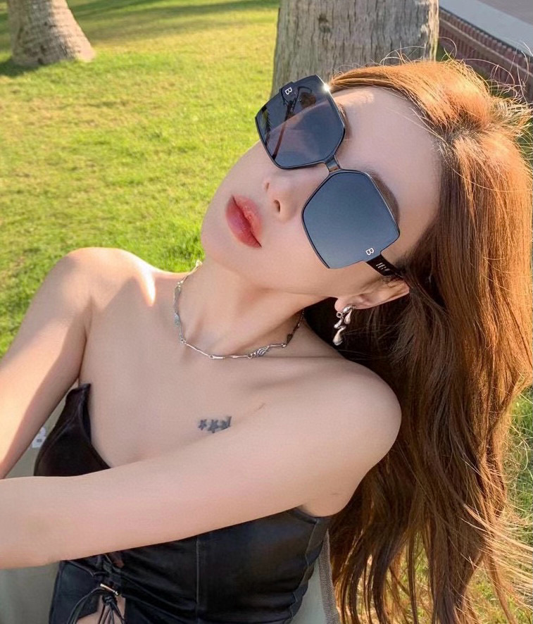 NO:370919,[Polarized series sunglasses] Original shipment Burberry Internet celebrity super popular classic luxury global style [Strong] [Cool] [Kiss] Fashion square frame sunglasses [Queen] Extraordinary temperament Classic large frame style sunglasses [Basketball] Top quality luxury logo Model B0773 glasses sunglasses, glasses, burberry19860909【偏光系列太阳镜】原版出货 巴宝莉网红超爆款经典奢华全球风[强][酷][亲亲] 时尚方框太阳镜[得意] 气质非凡 经典大框款式太阳眼镜[篮球] 顶级品质 奢华logo 型号B0773眼镜墨镜太阳镜,眼镜,burberry,glasses