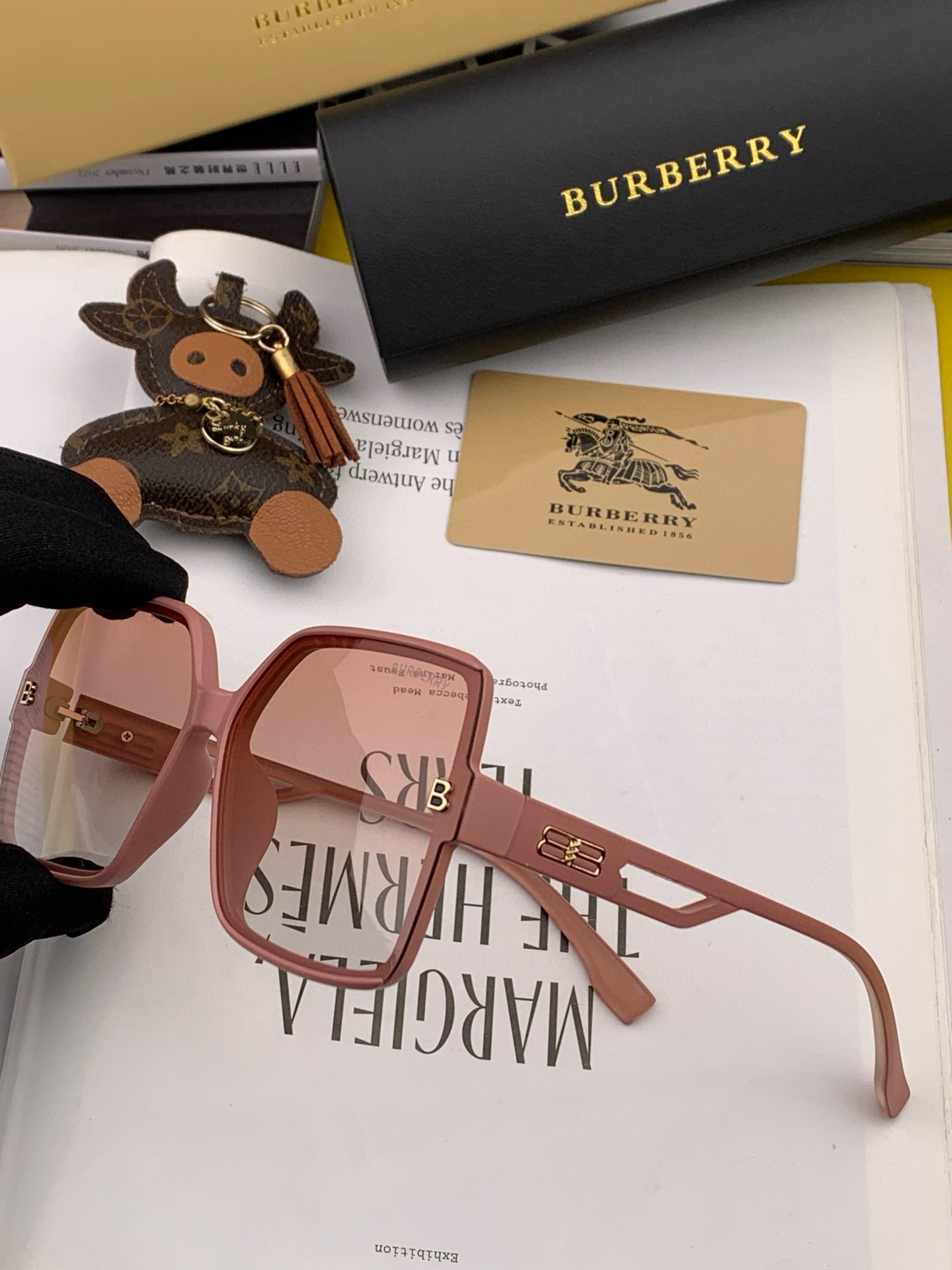 【偏光系列太阳镜】🎈原版出货 巴宝莉网红超爆款💙经典奢华全球风强酷亲亲 时尚方框太阳镜得意 气质非凡😄 