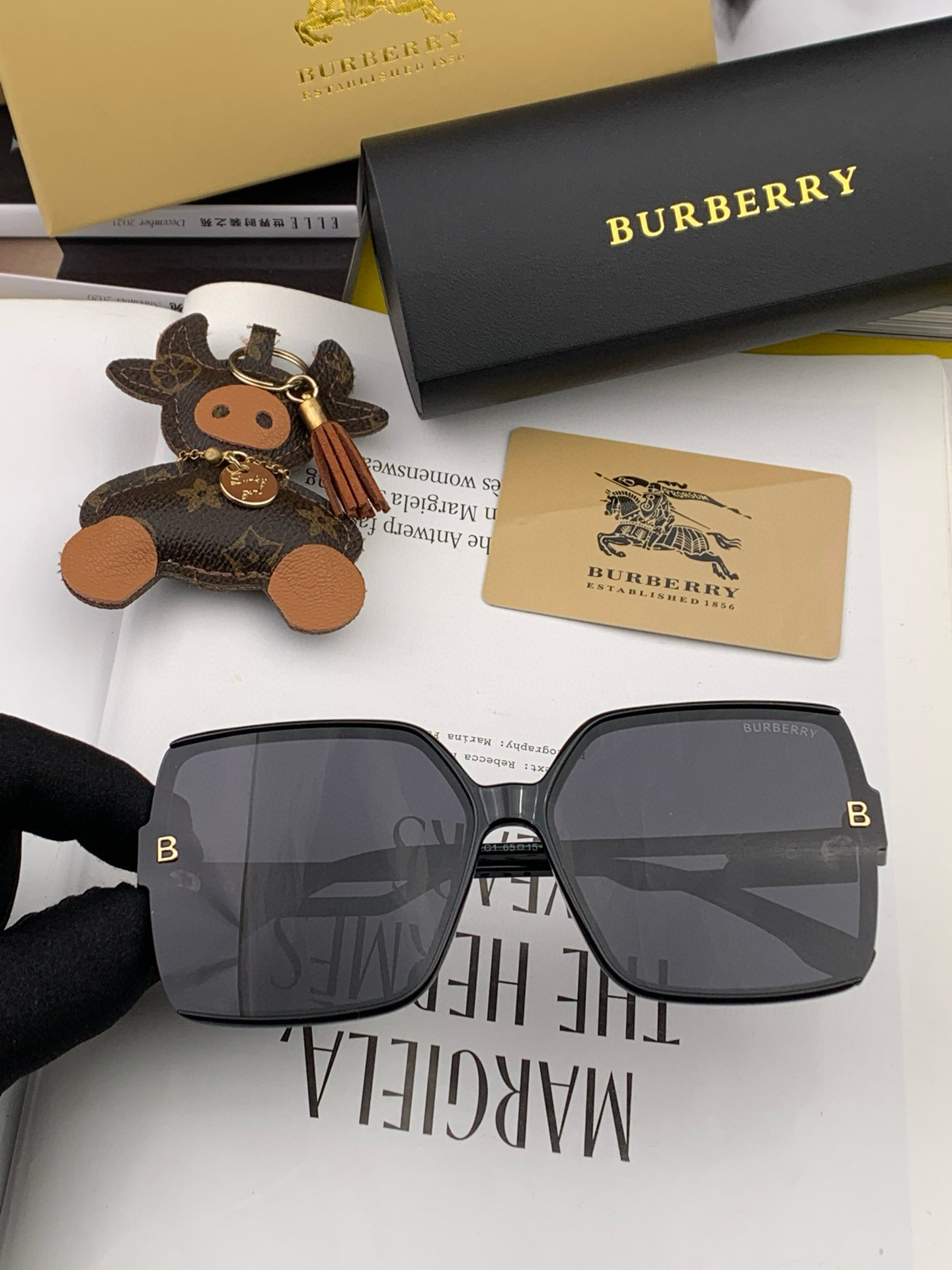 【偏光系列太阳镜】🎈原版出货 巴宝莉网红超爆款💙经典奢华全球风强酷亲亲 时尚方框太阳镜得意 气质非凡😄 