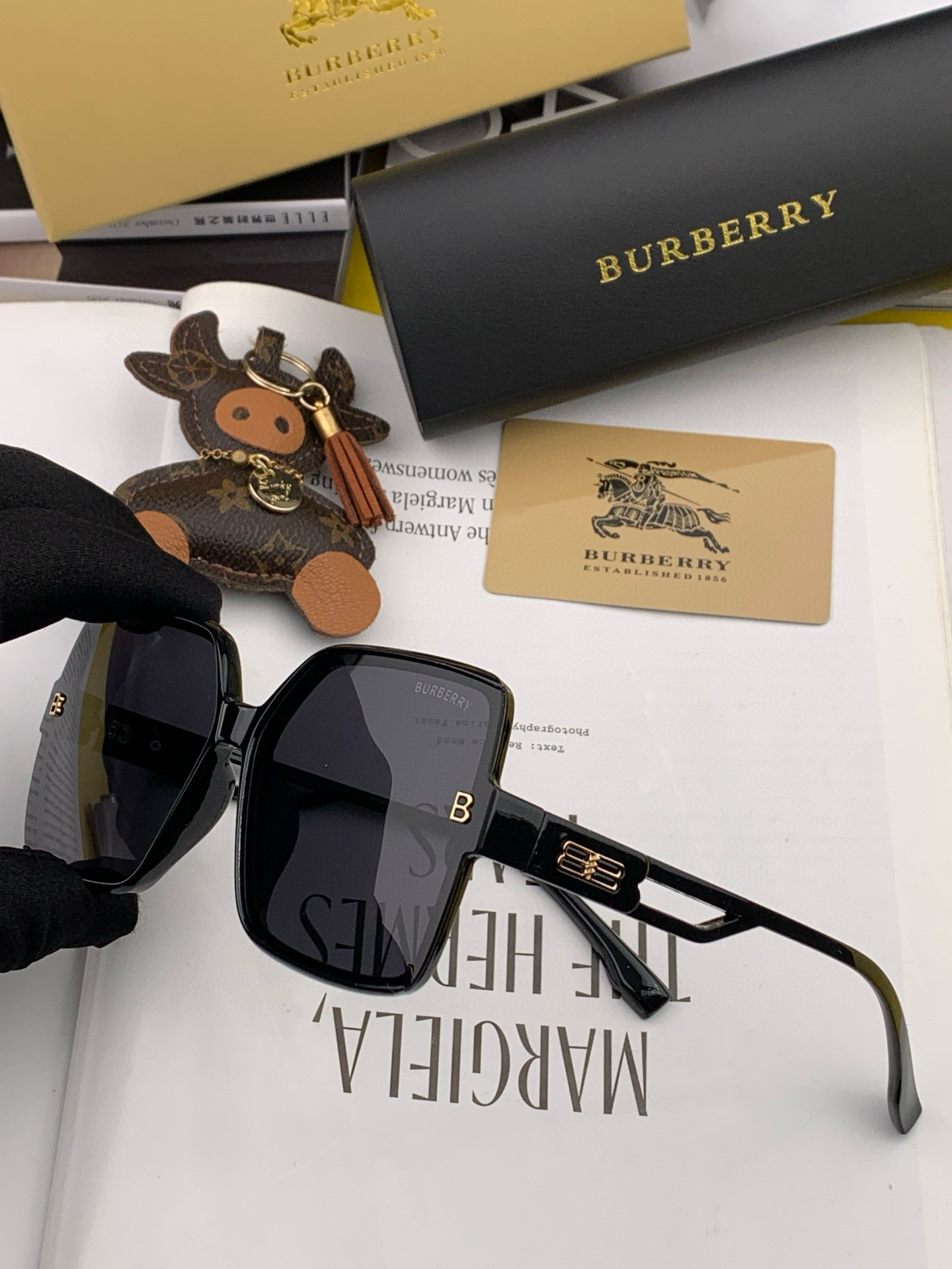 【偏光系列太阳镜】🎈原版出货 巴宝莉网红超爆款💙经典奢华全球风强酷亲亲 时尚方框太阳镜得意 气质非凡😄 