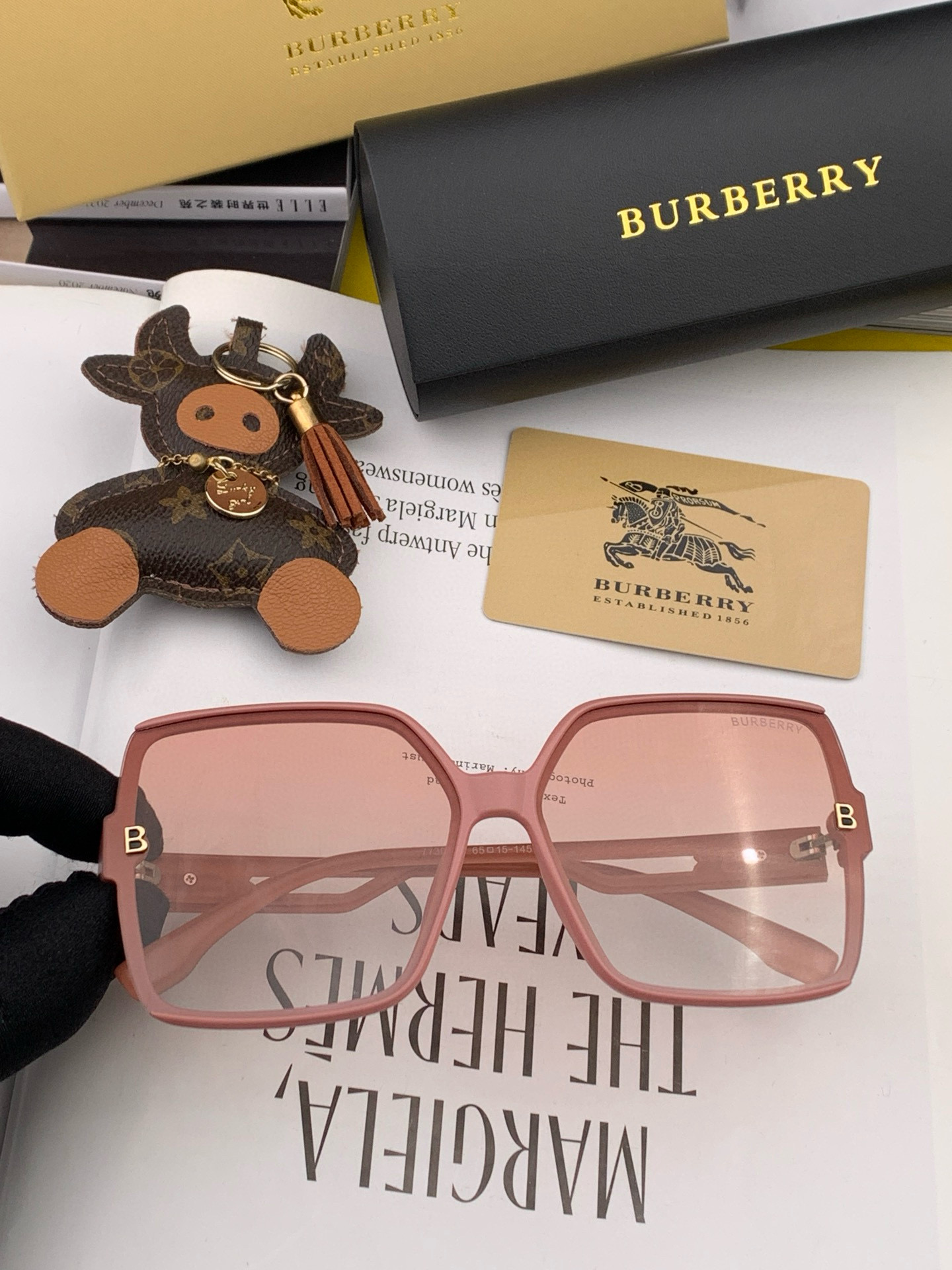 【偏光系列太阳镜】🎈原版出货 巴宝莉网红超爆款💙经典奢华全球风强酷亲亲 时尚方框太阳镜得意 气质非凡😄 