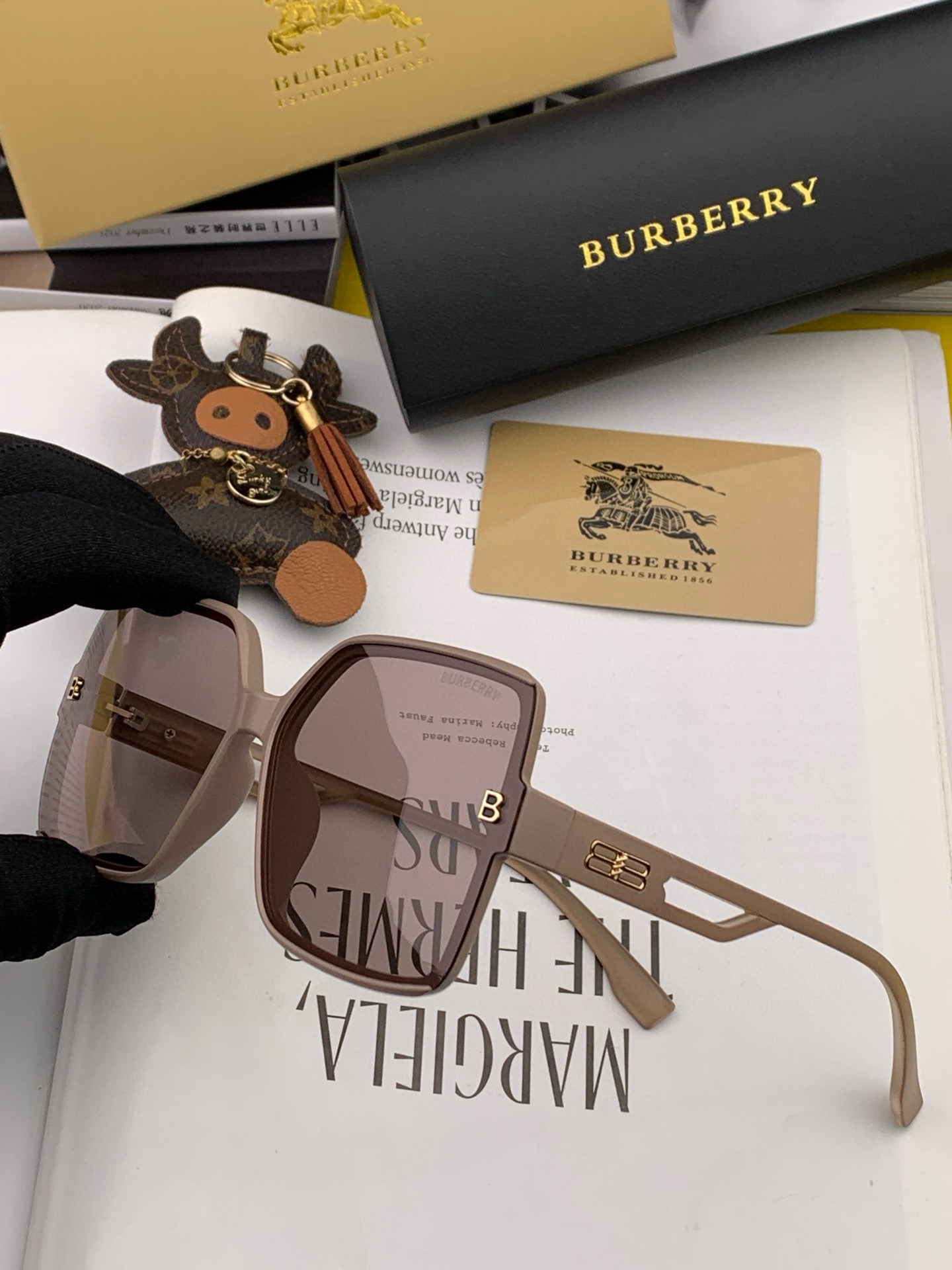 【偏光系列太阳镜】🎈原版出货 巴宝莉网红超爆款💙经典奢华全球风强酷亲亲 时尚方框太阳镜得意 气质非凡😄 