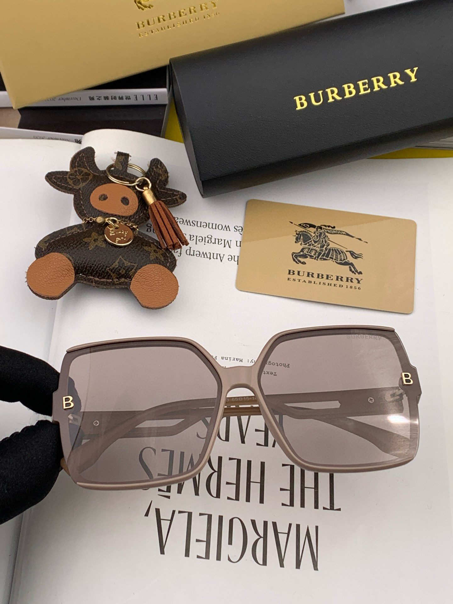 【偏光系列太阳镜】🎈原版出货 巴宝莉网红超爆款💙经典奢华全球风强酷亲亲 时尚方框太阳镜得意 气质非凡😄 