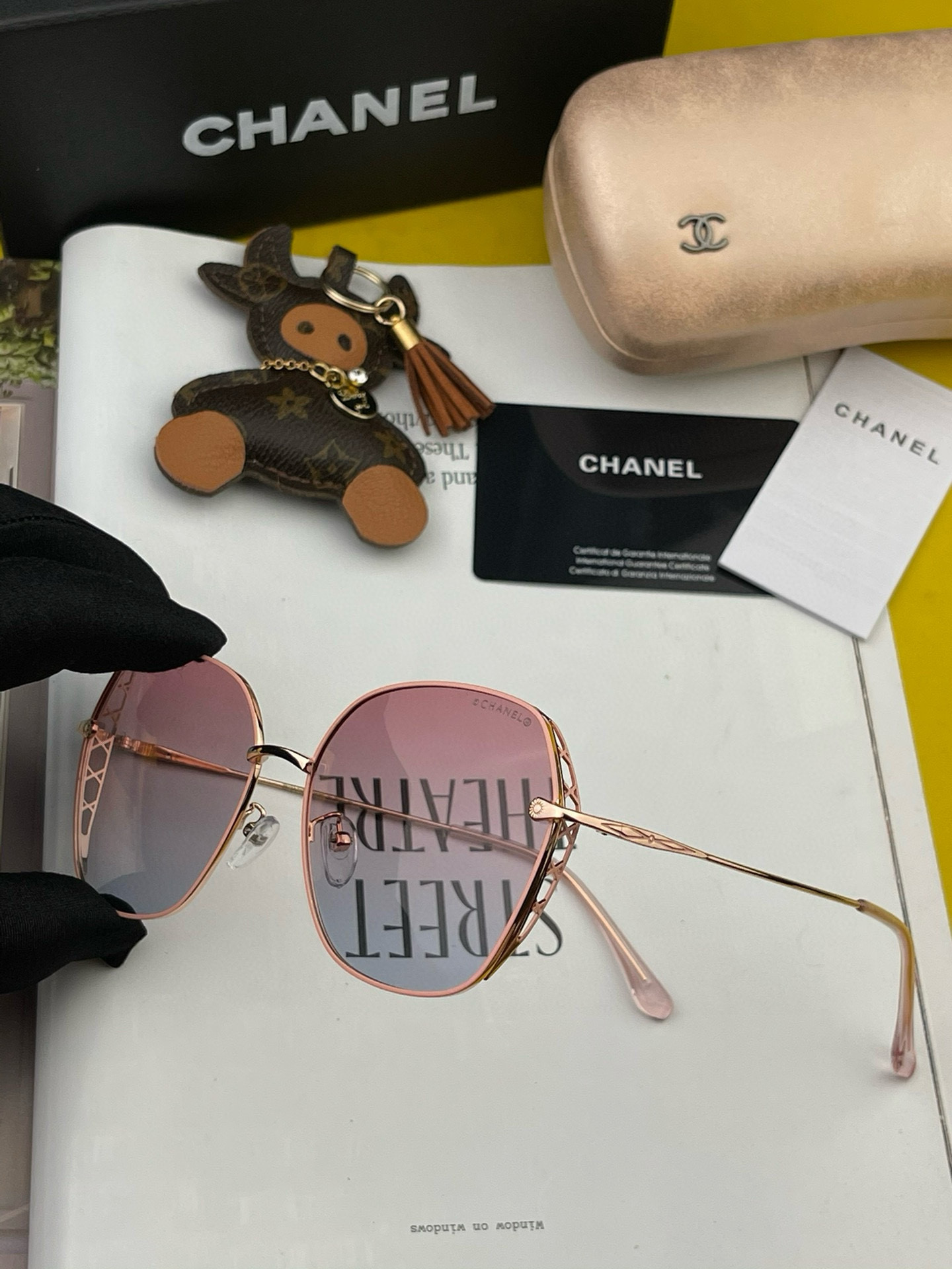  😘香奈儿新款🕶时尚高雅偏光墨镜女士 太阳镜🥳打造沉稳架势，经典的版型与全新的创意相结👍不经意间放射出超